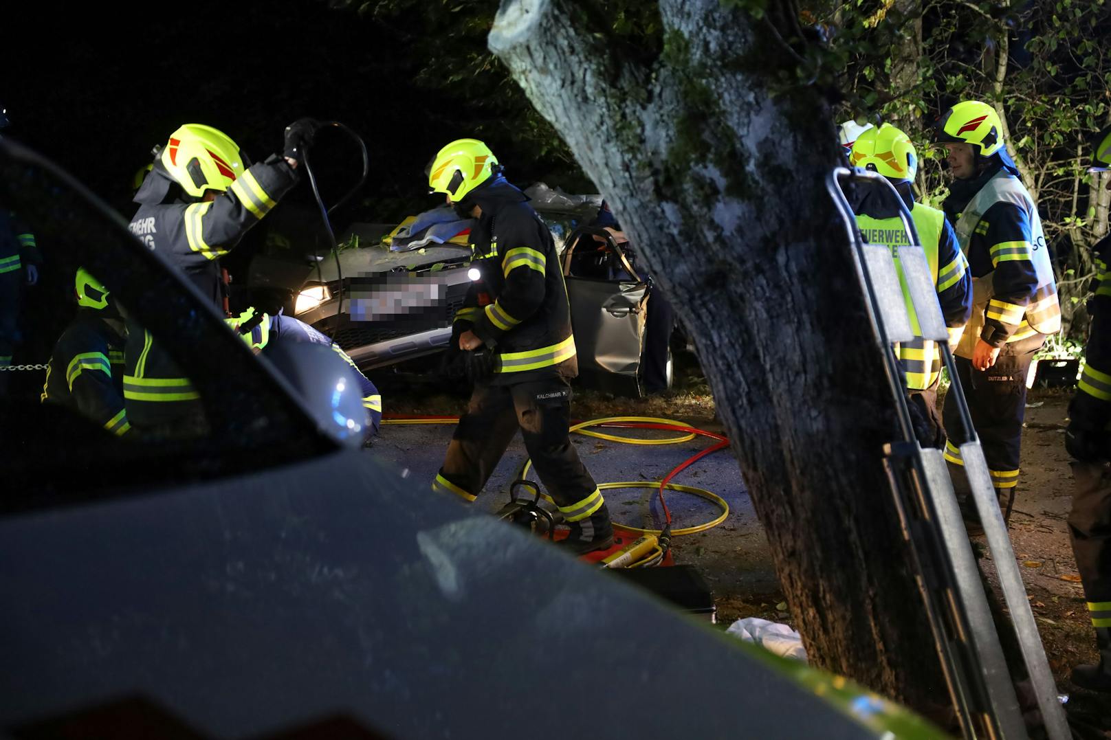 Vier Verletzte hat in der Nacht auf Samstag ein schwerer Verkehrsunfall in Wartberg an der Krems (Bezirk Kirchdorf an der Krems) gefordert, bei dem ein Auto gegen einen Baum geprallt ist.