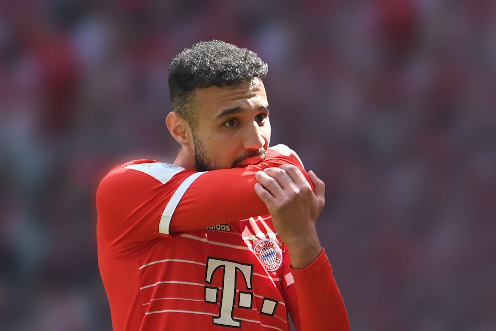 Noussair Mazraoui trainiert bei den Bayern individuell. 
