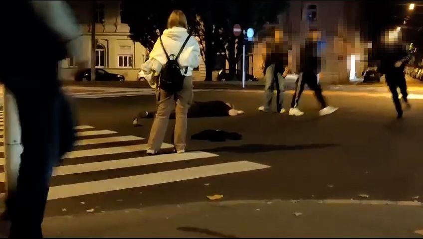 Rohe Gewalt: Männer treten auf liegenden Linzer ein. 