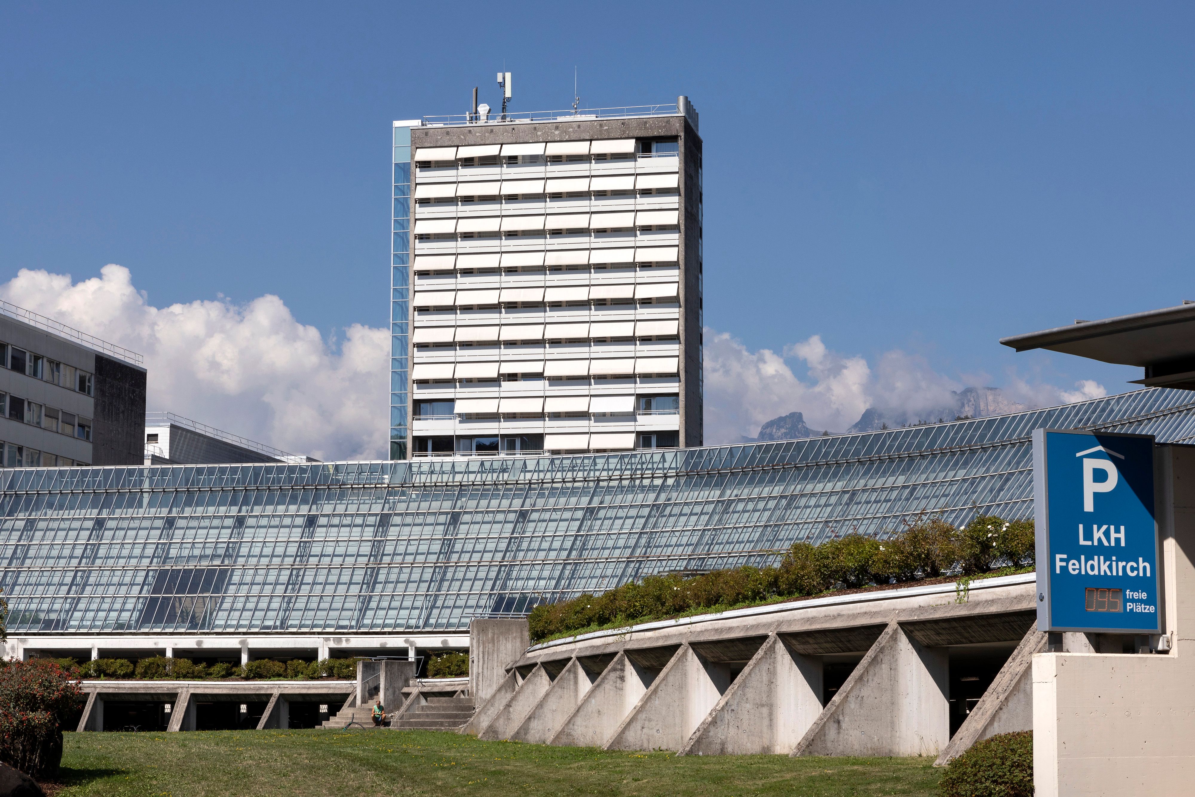 Die Frau wurde ins LKH Feldkirch gebracht, wo sie jedoch wenig später verstarb.