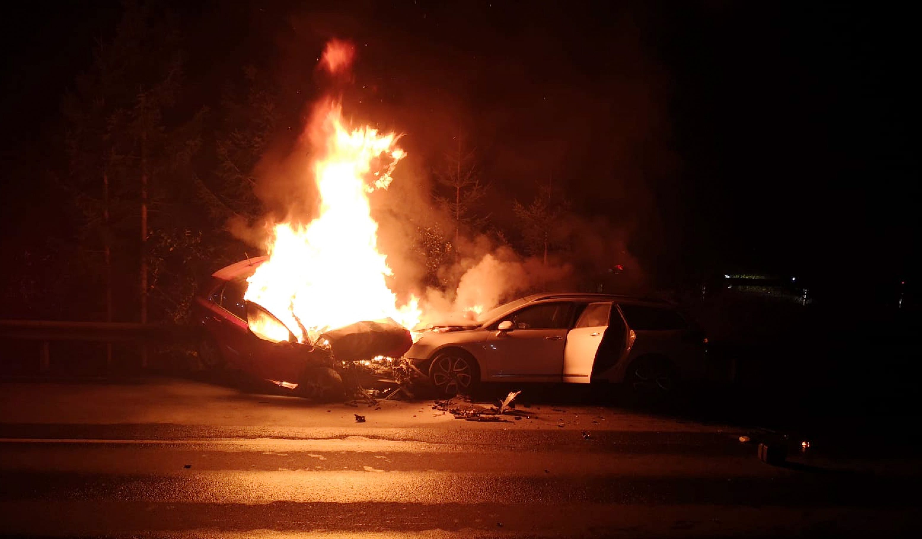 Das Auto der jungen Frau ging nach dem Unfall in Flammen auf.