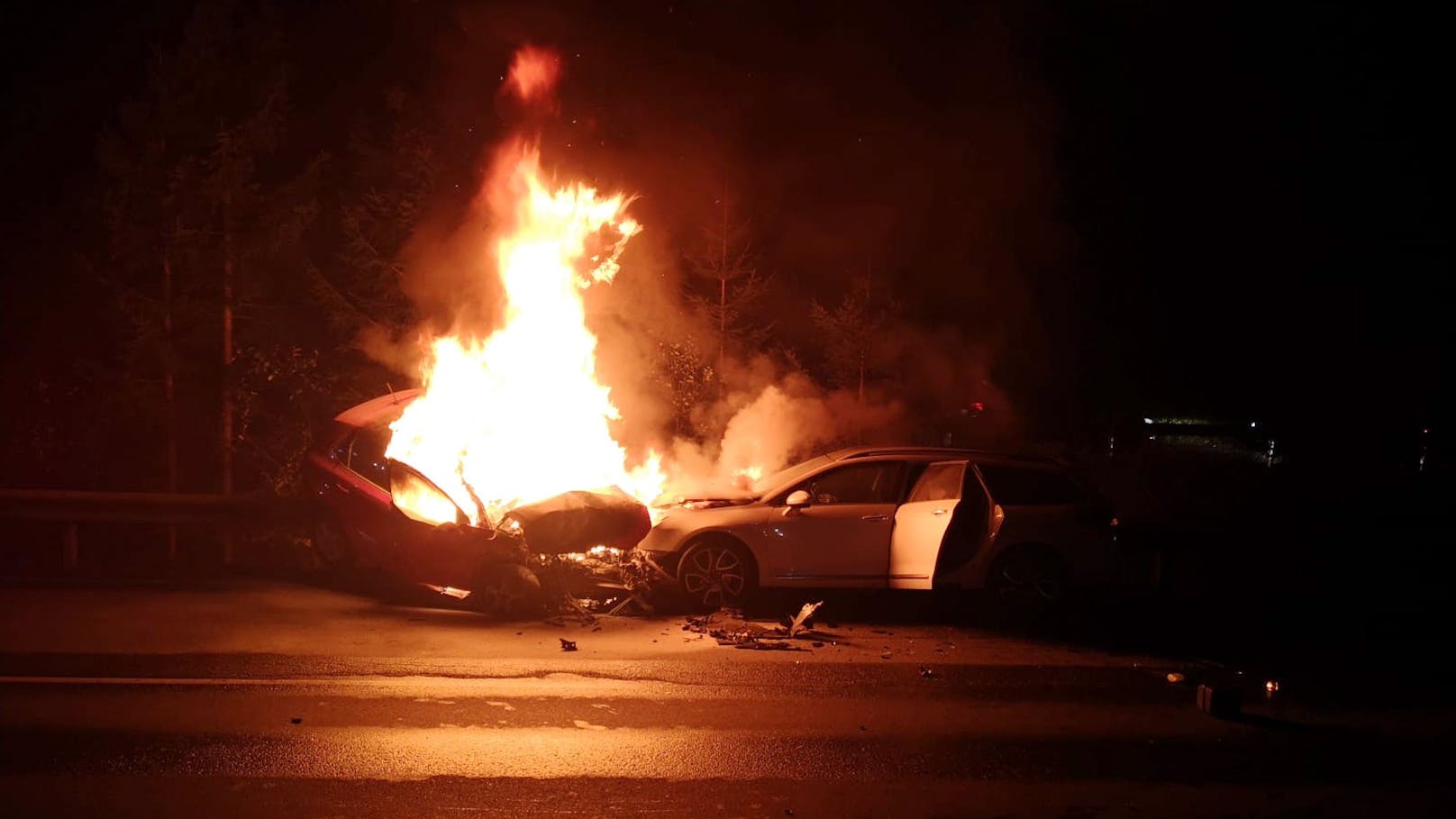 Pkw von Autofahrerin geht nach Kollision in Flammen auf