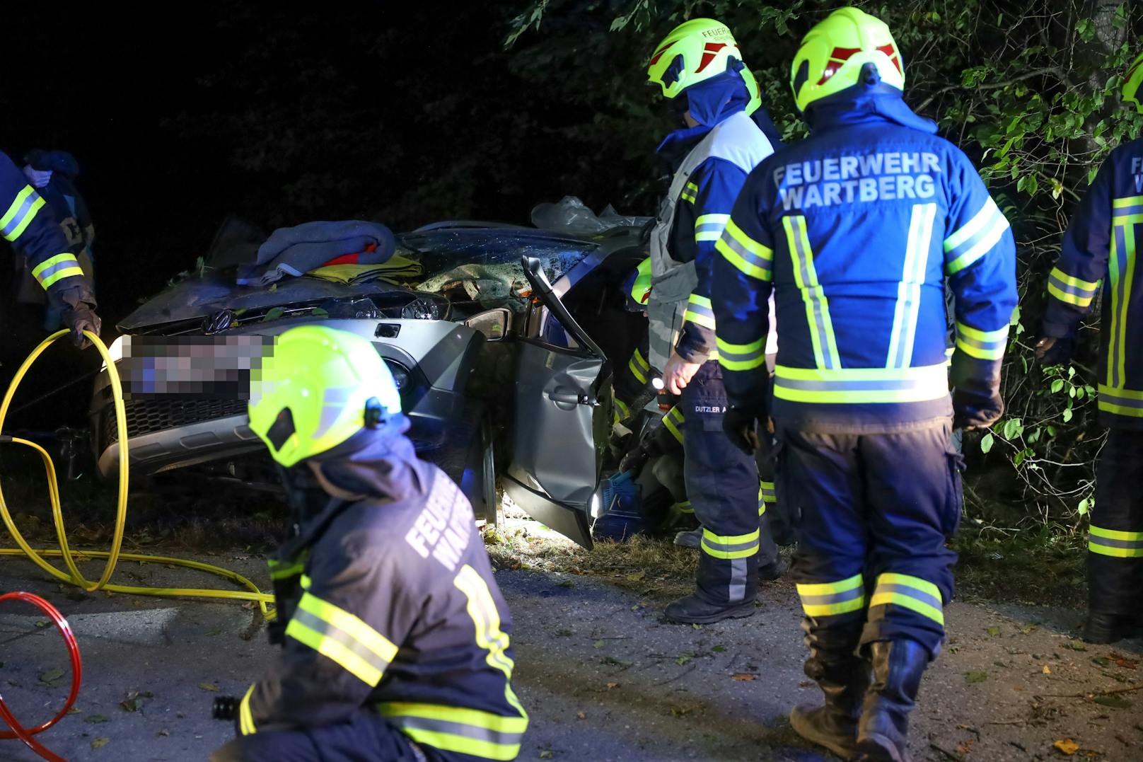 Vier Verletzte hat in der Nacht auf Samstag ein schwerer Verkehrsunfall in Wartberg an der Krems (Bezirk Kirchdorf an der Krems) gefordert, bei dem ein Auto gegen einen Baum geprallt ist.