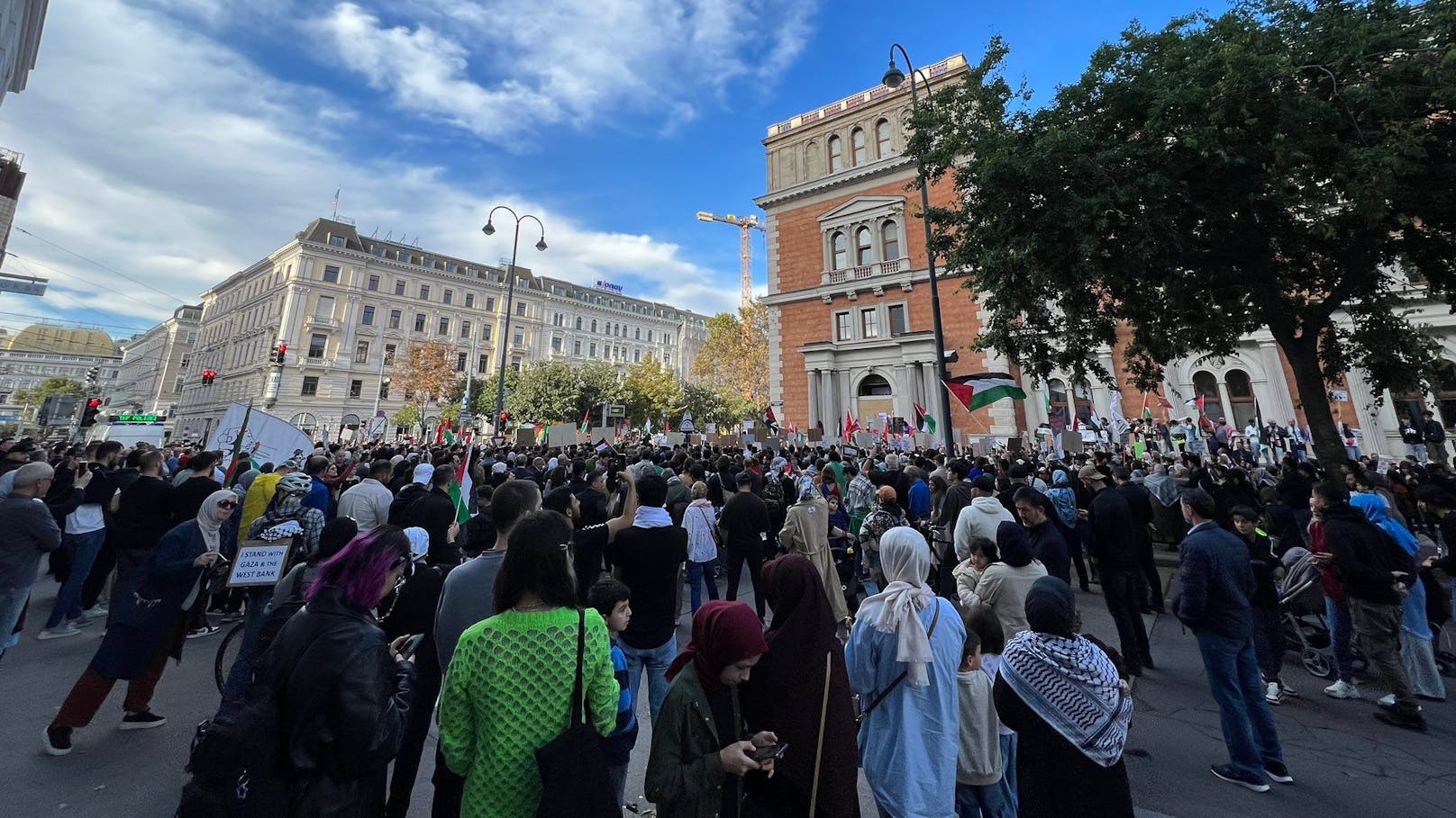 Palästina-Demo blockiert Wiener Linien in der City