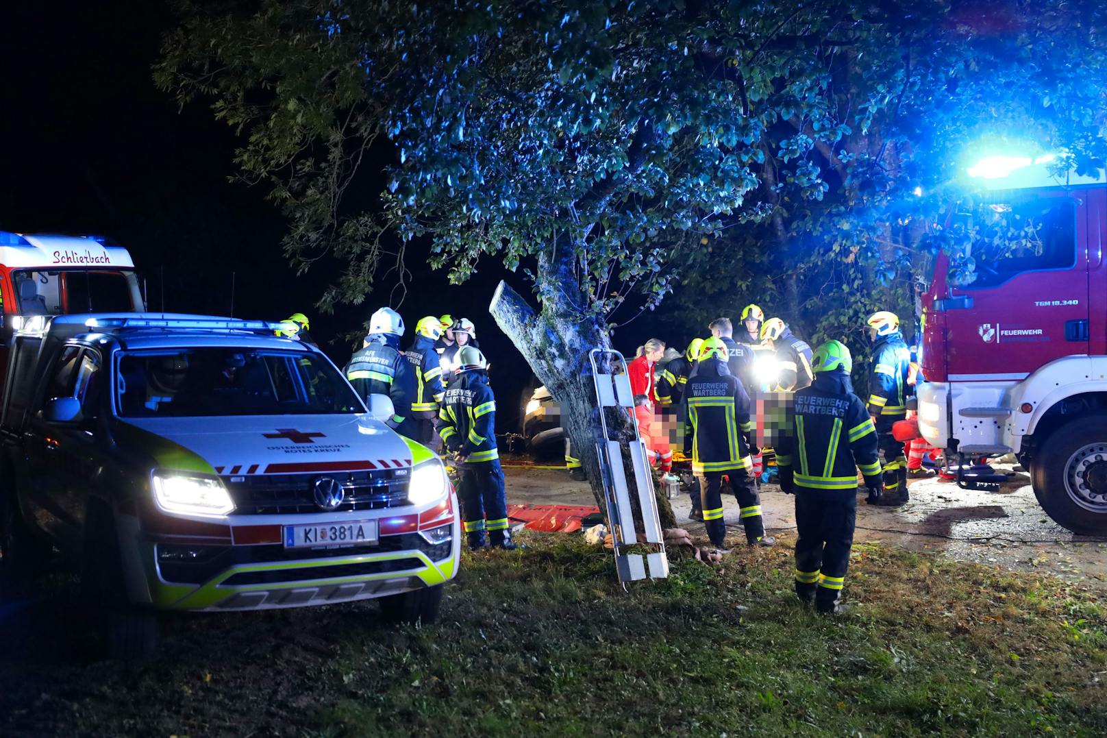 Vier Verletzte hat in der Nacht auf Samstag ein schwerer Verkehrsunfall in Wartberg an der Krems (Bezirk Kirchdorf an der Krems) gefordert, bei dem ein Auto gegen einen Baum geprallt ist.