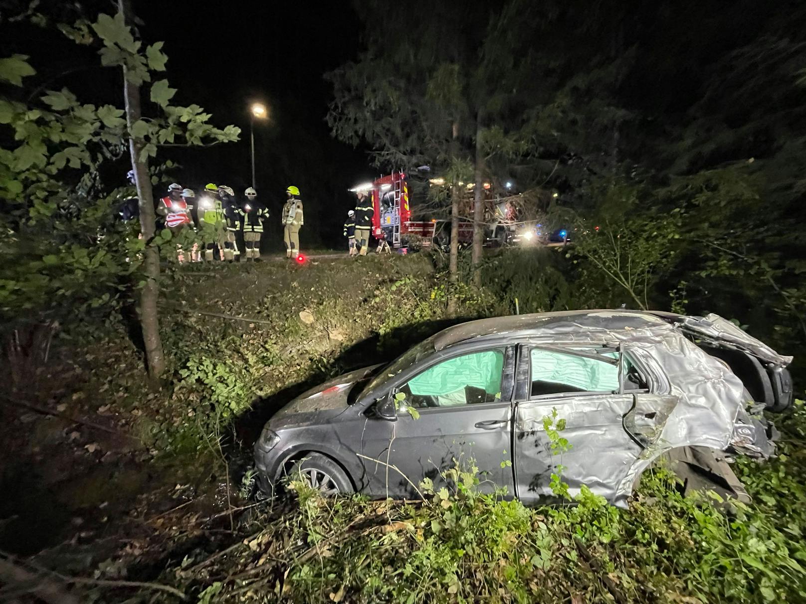 Die Insassen konnten selbständig das Unfallfahrzeug verlassen und mussten nach der Erstversorgung an der Unfallstelle von der Rettung mit Verletzungen unbestimmten Grades in das Krankenhaus nach Kufstein eingeliefert werden. Am Fahrzeug entstand Totalschaden.