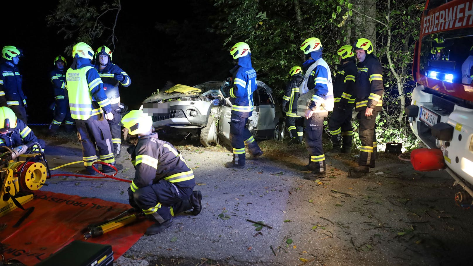 Schwerer Crash in OÖ – Lenker in Auto-Wrack eingeklemmt