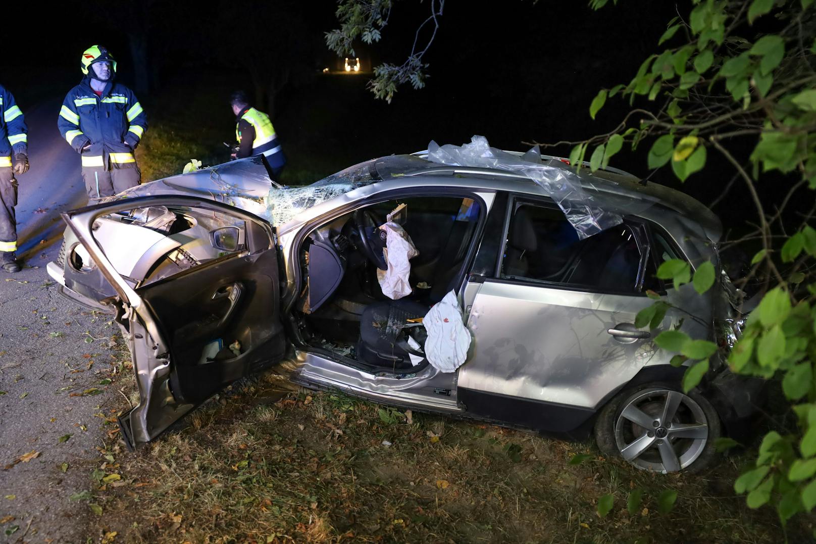 Vier Verletzte hat in der Nacht auf Samstag ein schwerer Verkehrsunfall in Wartberg an der Krems (Bezirk Kirchdorf an der Krems) gefordert, bei dem ein Auto gegen einen Baum geprallt ist.