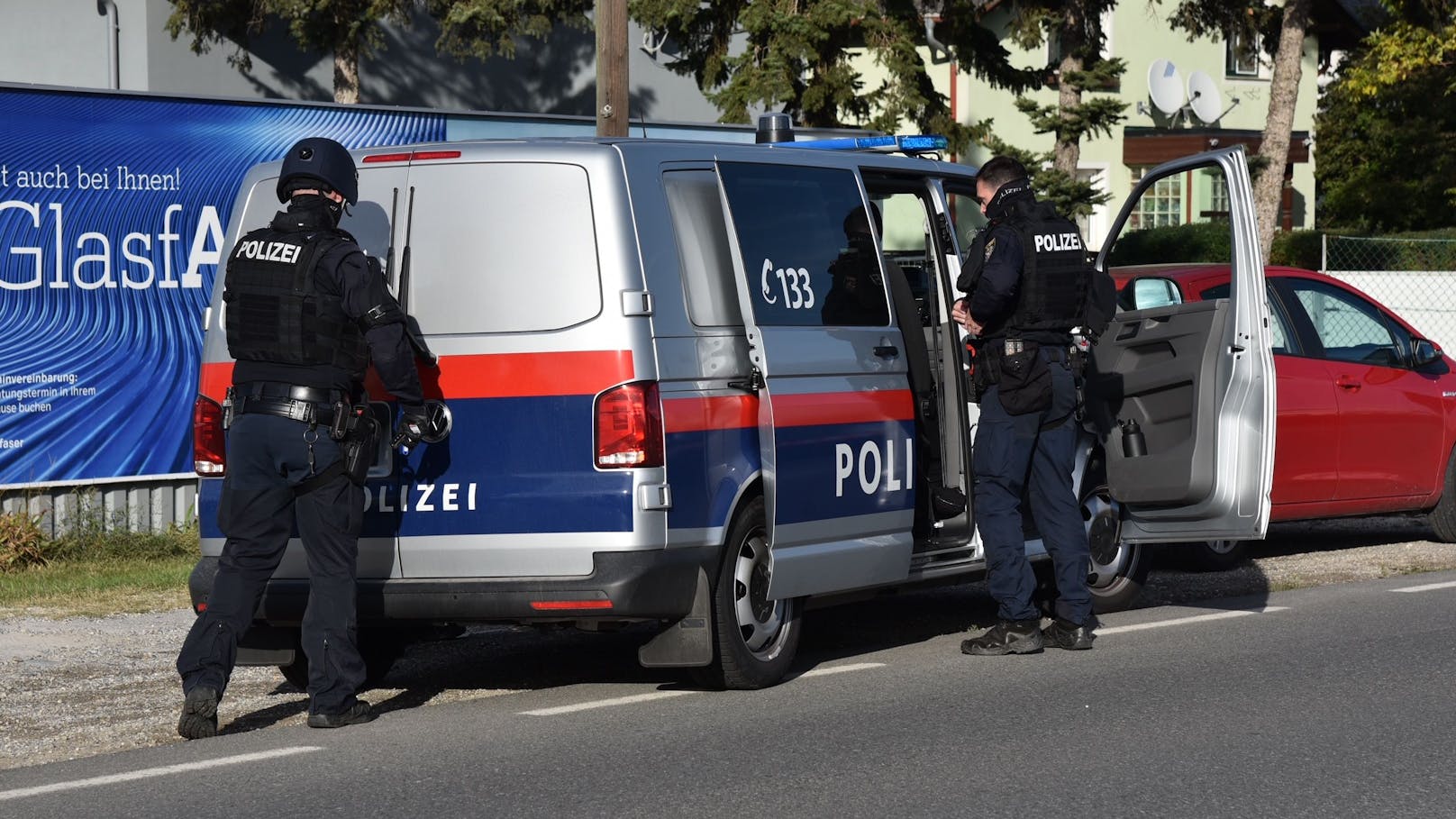 Polizeibus samt Beamten am Tatort.