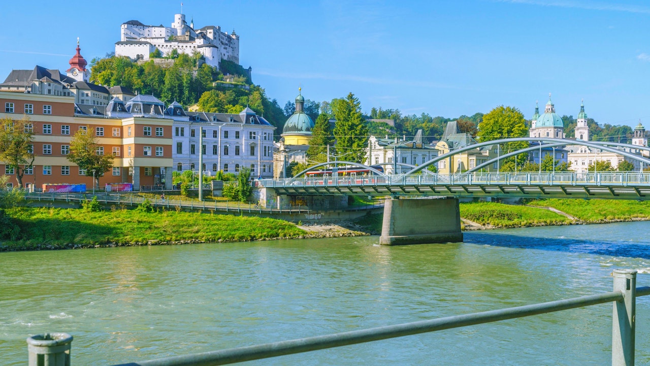 Heute.at - Motorradfahrer springt nach Unfall in eiskalte Salzach