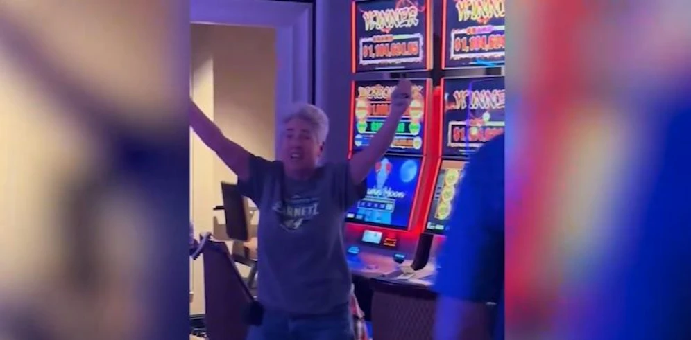 Die 63-Jährige konnte ihr Glück kaum fassen, wie im Video zu sehen ist. 