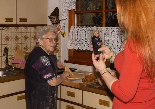 Die "Tiktok"-Oma brachte ihr erstes Kochbuch heraus.