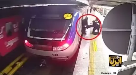 Diese Aufnahmen gingen viral: Die 16-jährige Armita Garawand soll von anderen Frauen bewusstlos aus einer U-Bahn in Teheran getragen worden sein.