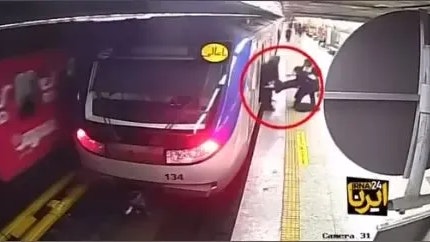 Diese Aufnahmen gingen viral: Die 16-jährige Armita Garawand soll von anderen Frauen bewusstlos aus einer U-Bahn in Teheran getragen worden sein.