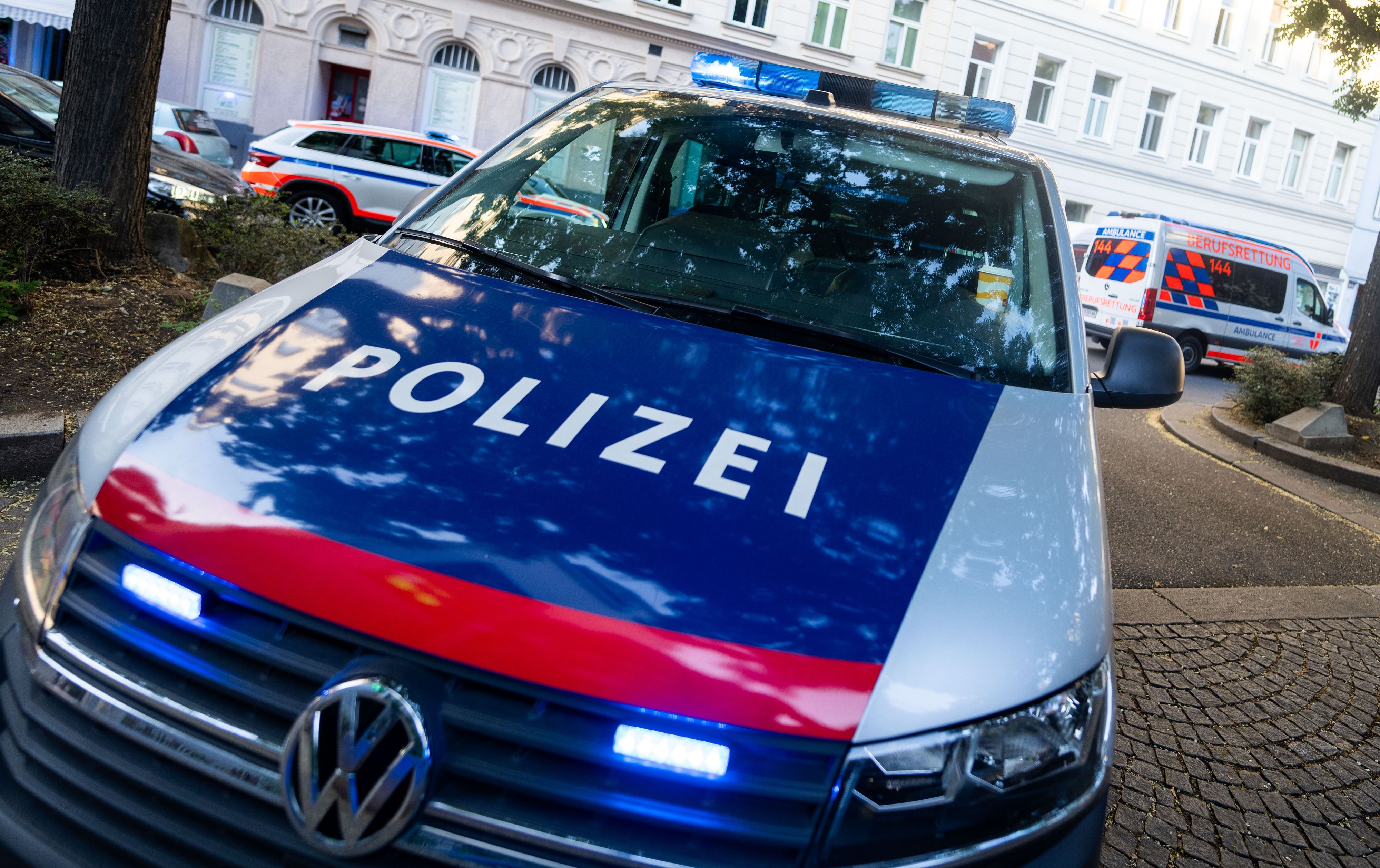 Der 38-Jährige wurde durch die Berufsrettung Wien notfallmedizinisch erstversorgt und in ein Spital gebracht (Symbolfoto).