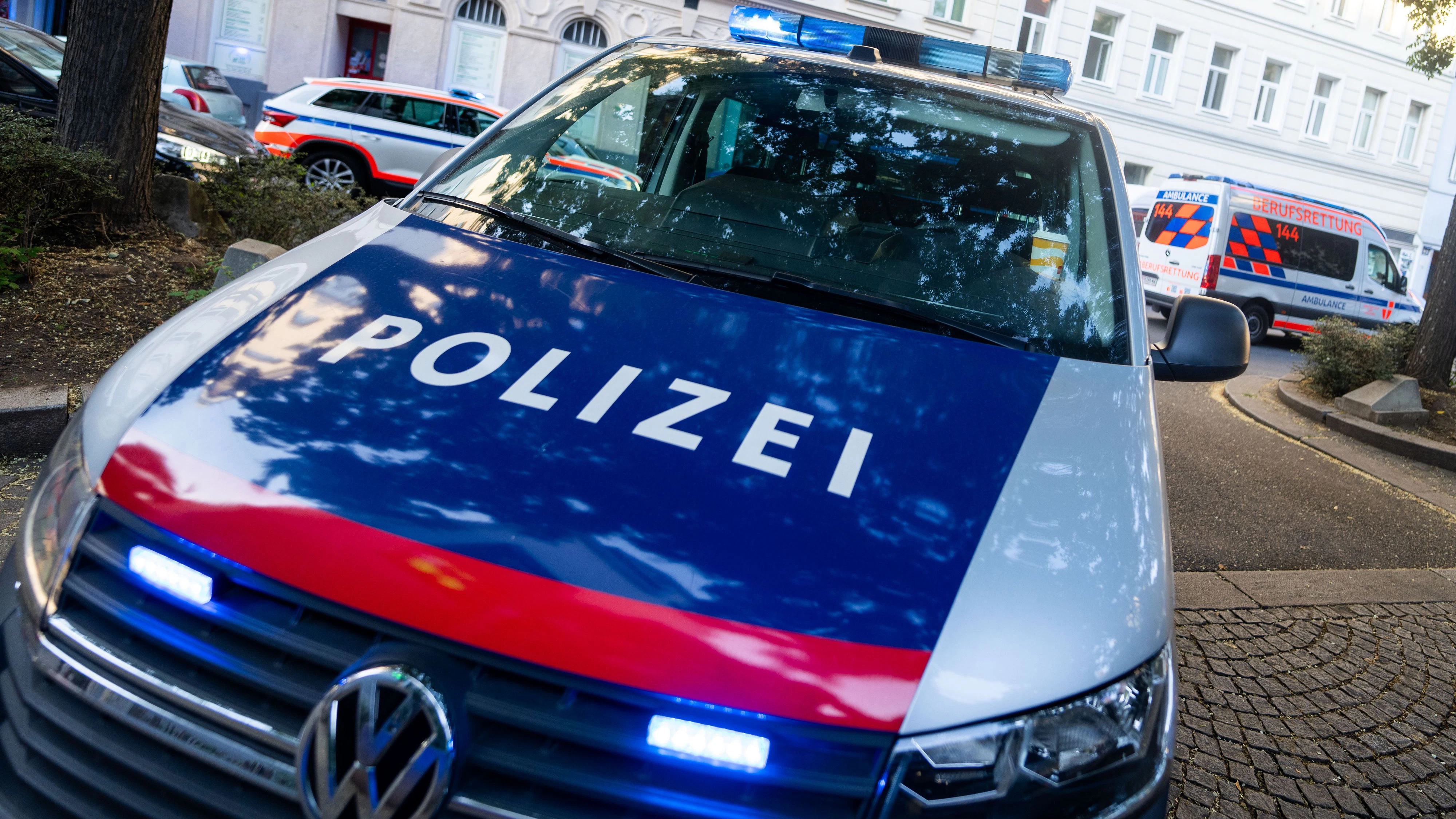 Download von www.picturedesk.com am 22.10.2023 (12:33).  ABD0006_20230924 - WIEN - ÖSTERREICH: ++ THEMENBILD ++ Fahrzeuge der Polizei und der Wiener Berufsrettung an einem Einsatzort, aufgenommen am Dienstag, 22. August 2023, in Wien. - FOTO: APA/GEORG HOCHMUTH - 20230822_PD14526 - Rechteinfo: Rights Managed (RM)