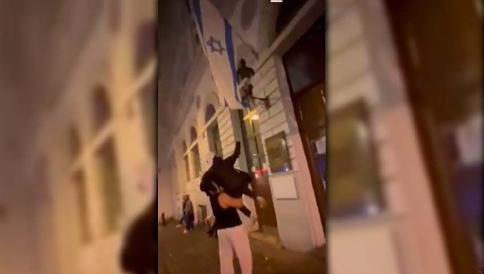 Das Video zeigt einen Vorfall, bei dem die Israel-Fahne bei einer Synagoge in Wien heruntergerissen wird - die Zahl der antisemitischen Vorfälle steigt. 