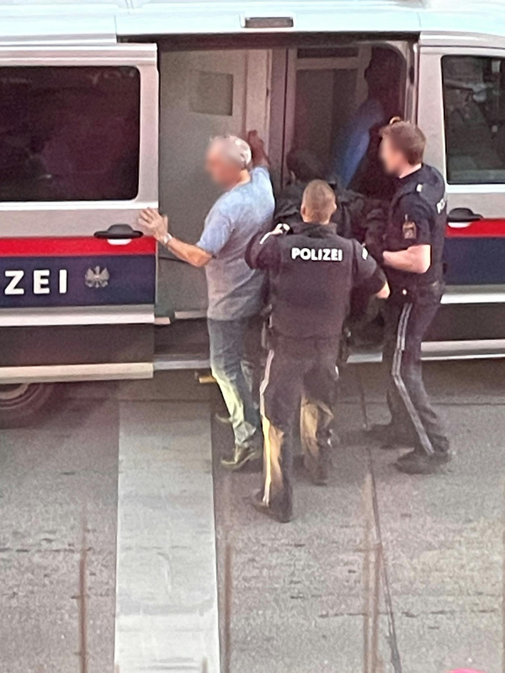 Spektakulärer Einsatz in Wien-Mariahilf: Polizei nimmt verdächtigen Mann fest.
