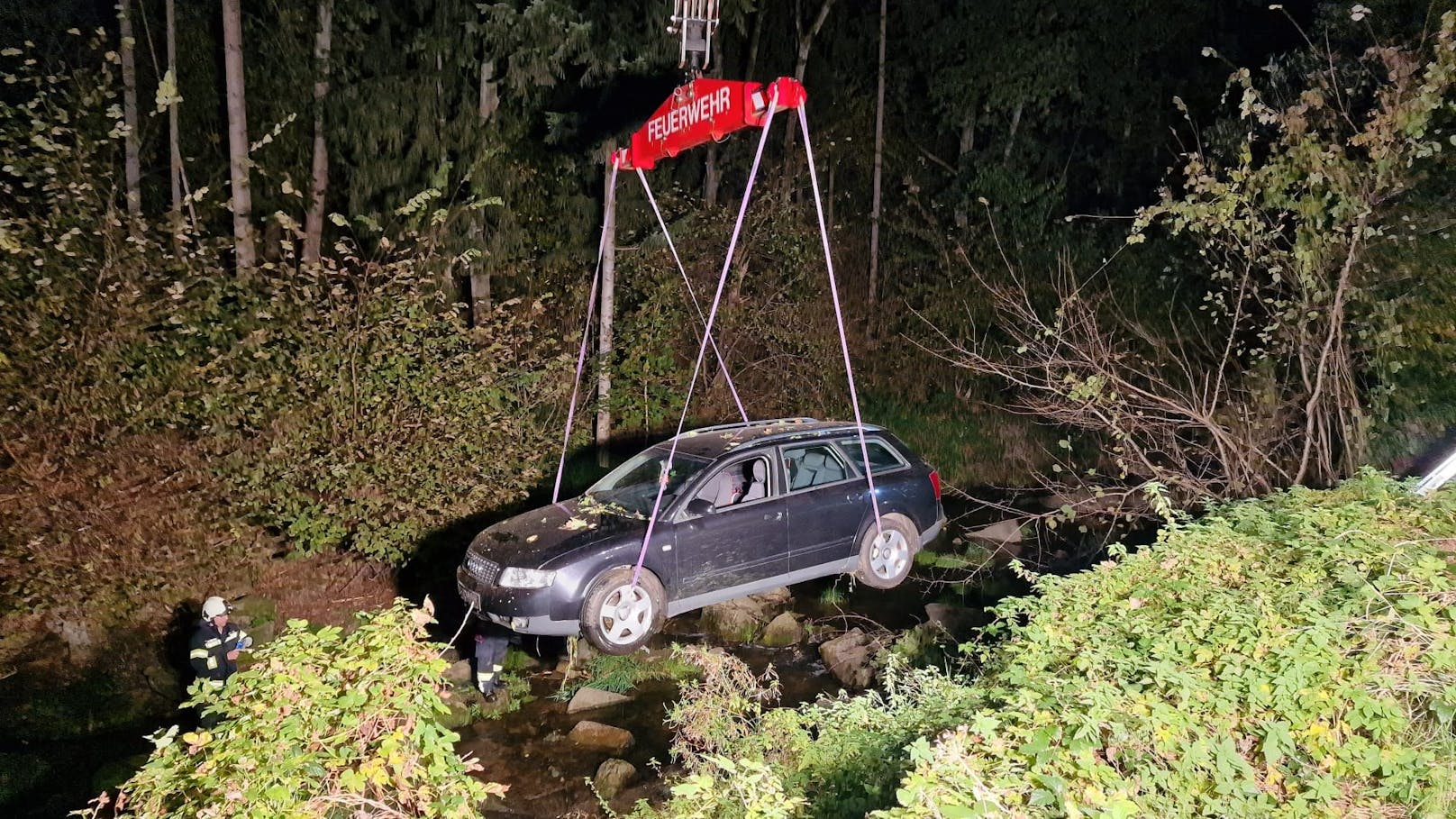 Fünf-Meter-Sturz – Frau landet mit Audi in Fluss