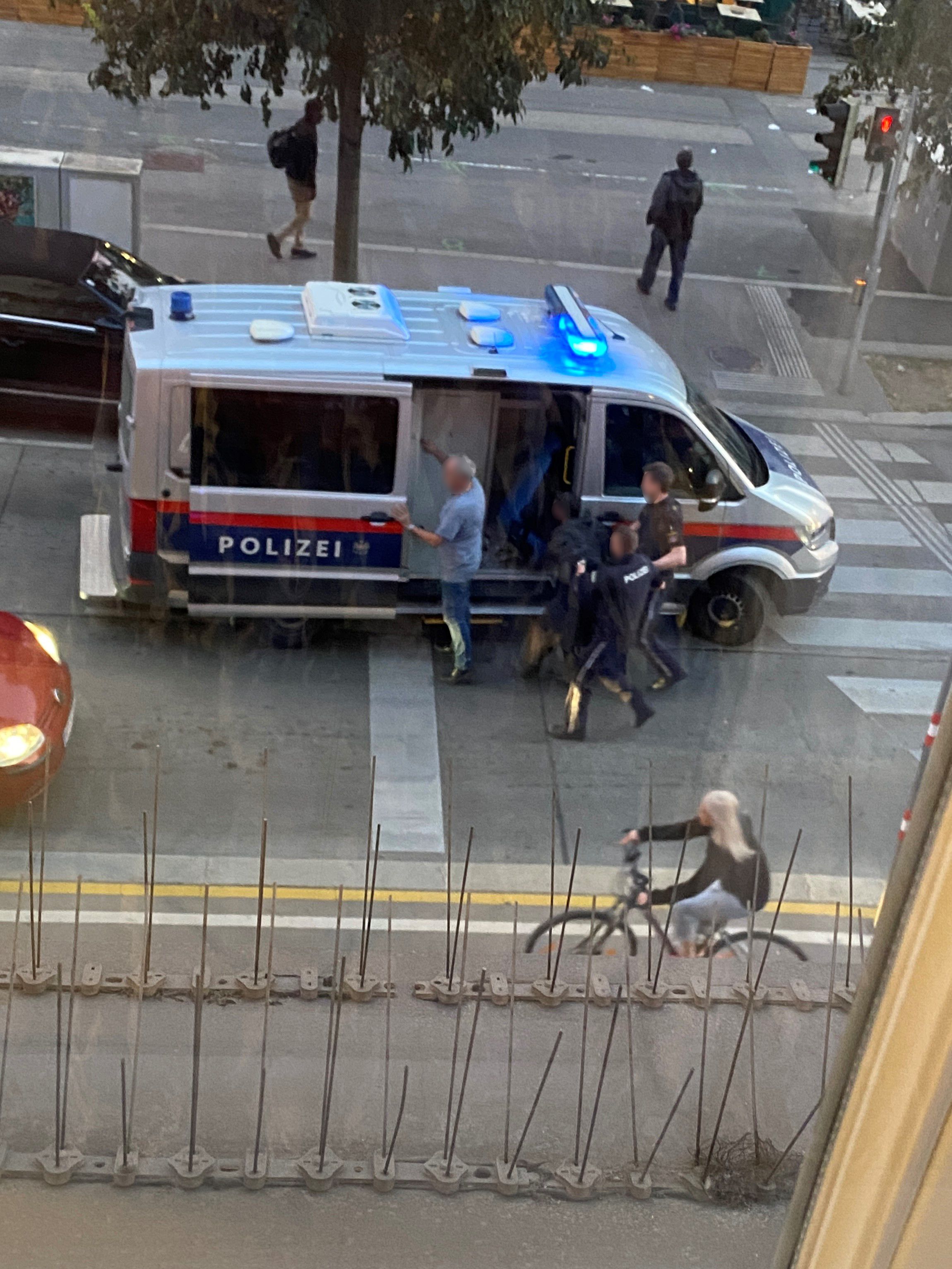 Spektakulärer Einsatz in Wien-Mariahilf: Polizei nimmt verdächtigen Mann fest.