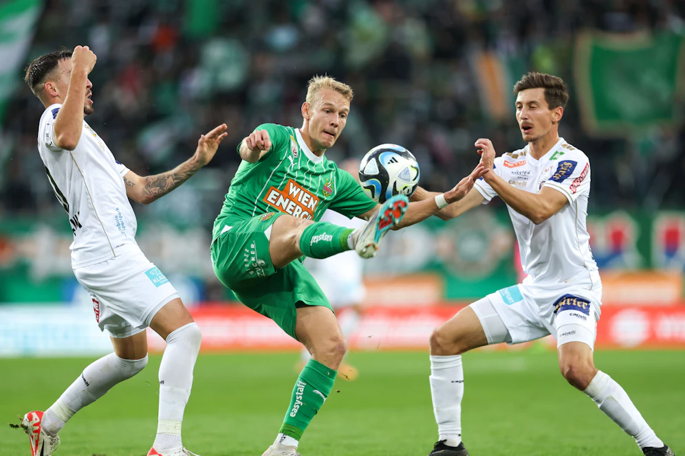 Grüll im Duell mit zwei Klagenfurtern. 