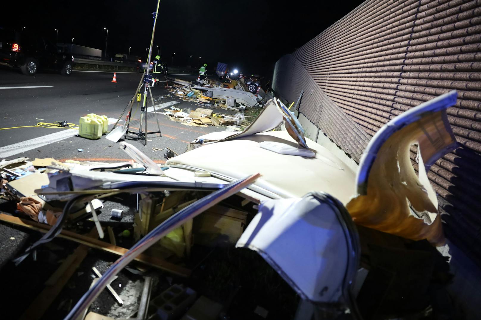 Ein Unfall mit einem vollgeräumten Wohnwagenanhänger auf der A25 Welser Autobahn bei Pucking (Bezirk Linz-Land) endete Samstagabend mit einem riesigen Sperrmüllhaufen und einer Autobahnsperre.