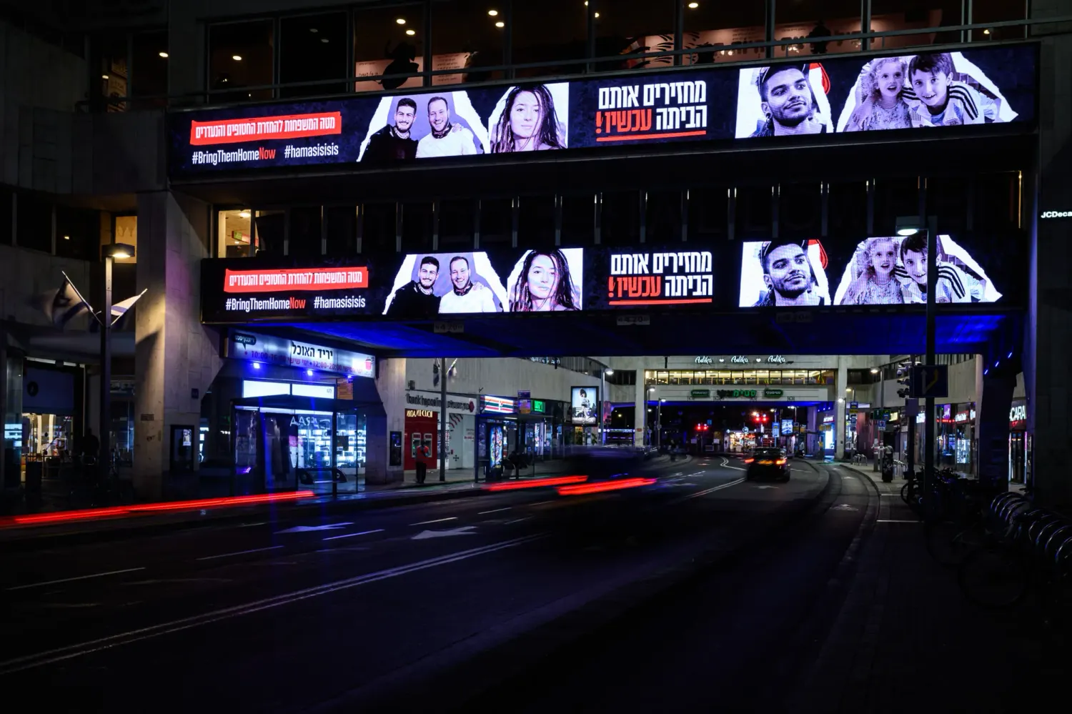 Ein Display in Tel Aviv zeigt verschleppte Israelis.