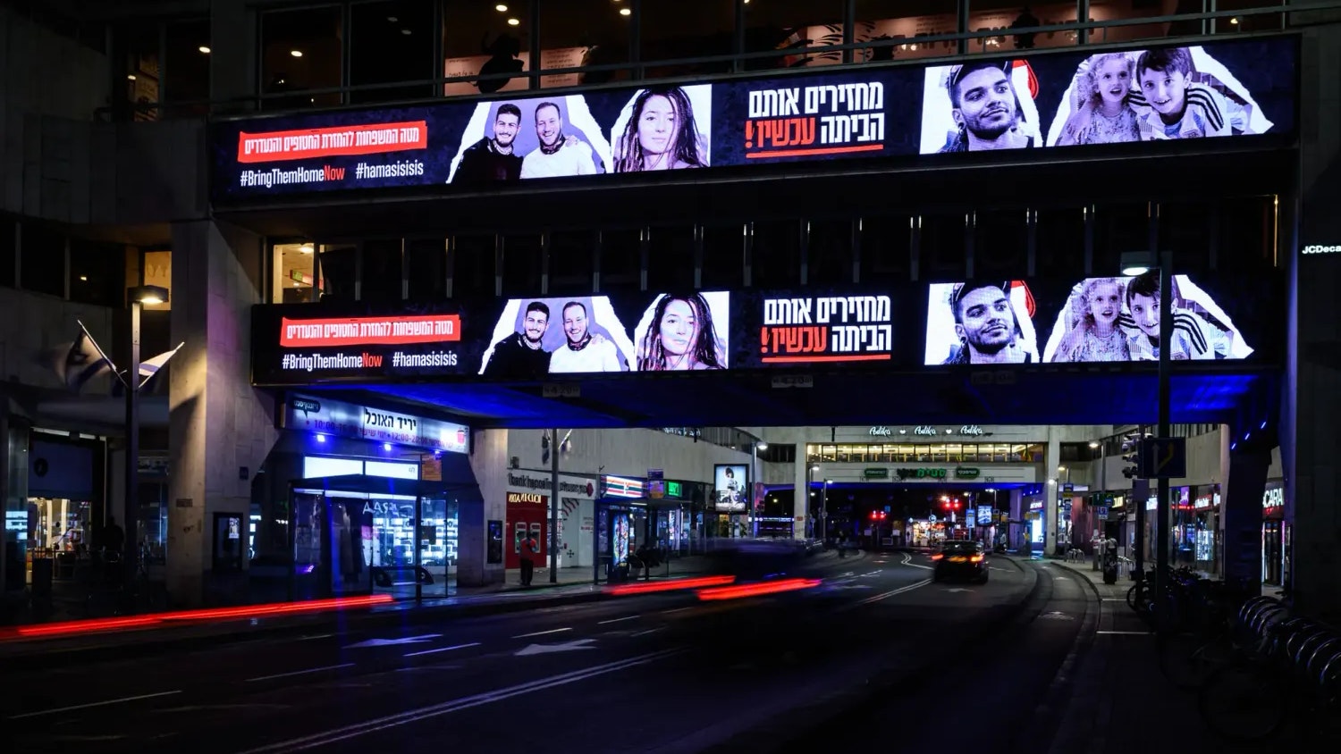 Ein Display in Tel Aviv zeigt verschleppte Israelis.