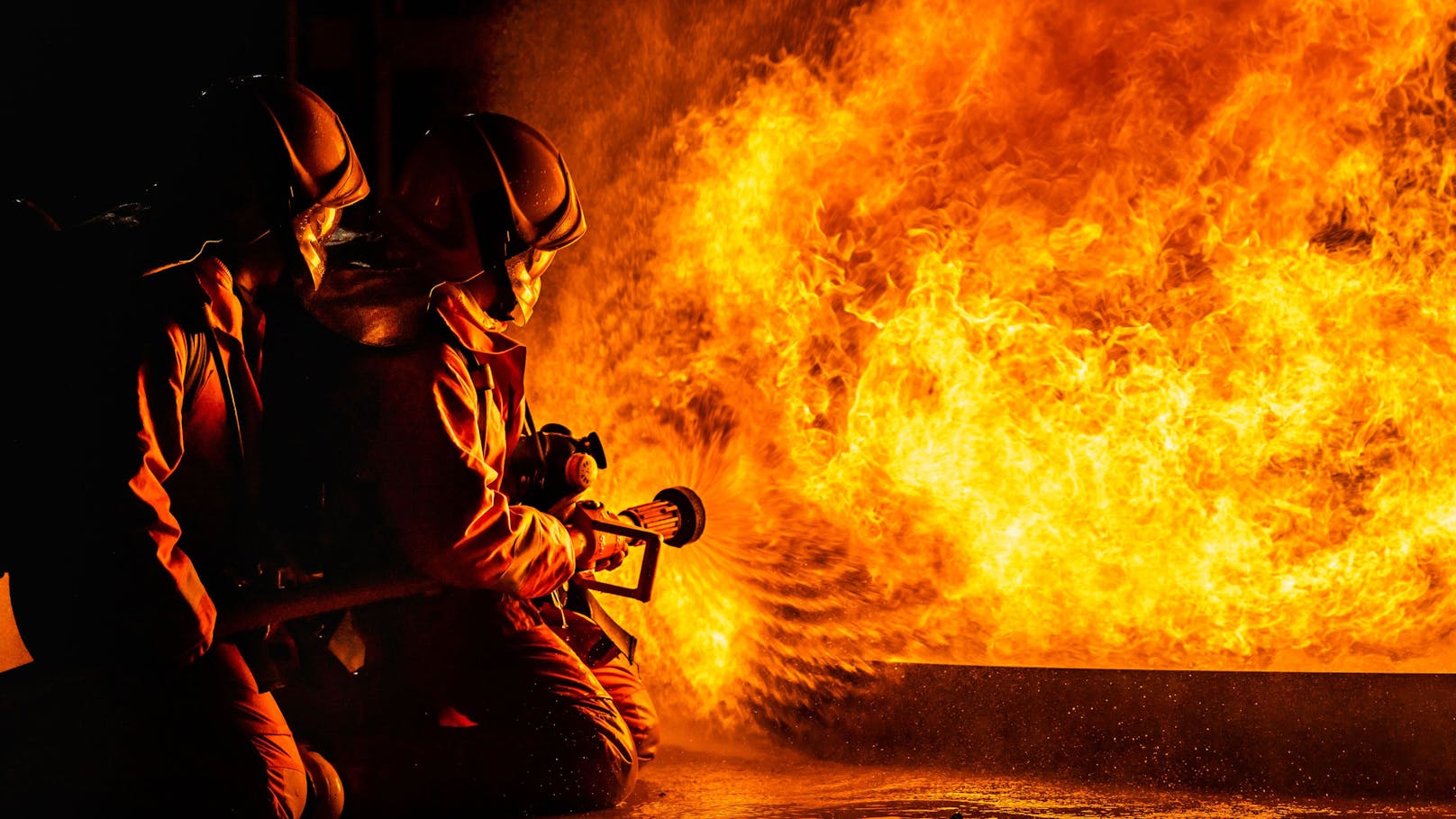 Fahrzeuge gehen am Bahnhof plötzlich in Flammen auf