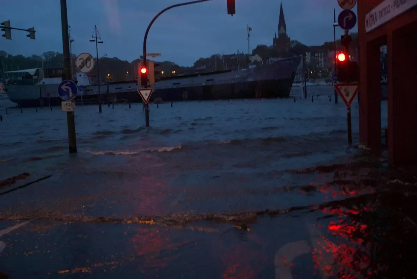 Zahlreiche Menschen hatten wegen Überschwemmungen ihre Häuser verlassen müssen, allein in Schleswig-Holstein waren es nach Angaben der Feuerwehr 2.000.