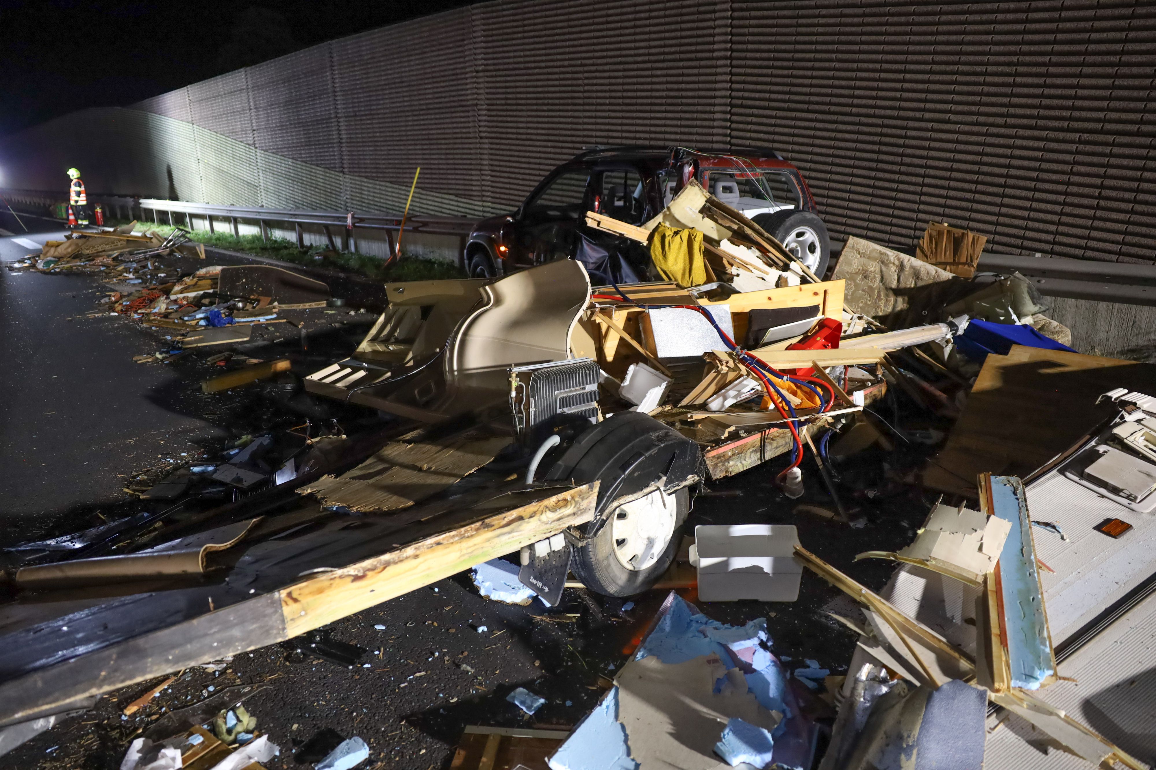 Der Wohnwagenanhänger wurde regelrecht in Stücke gerissen.