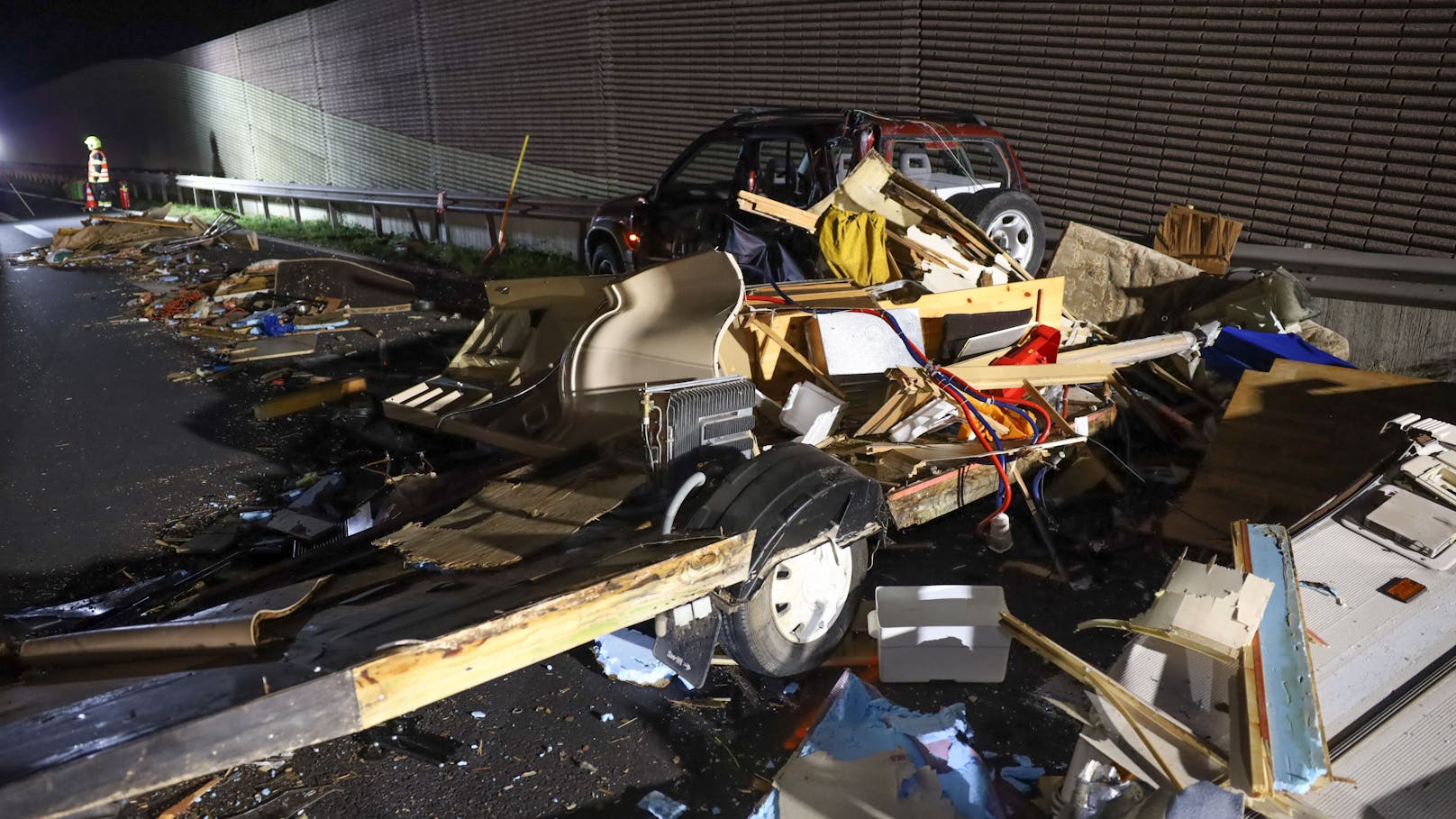 Kompletter Wohnwagenanhänger bei Crash auf A25 zerfetzt
