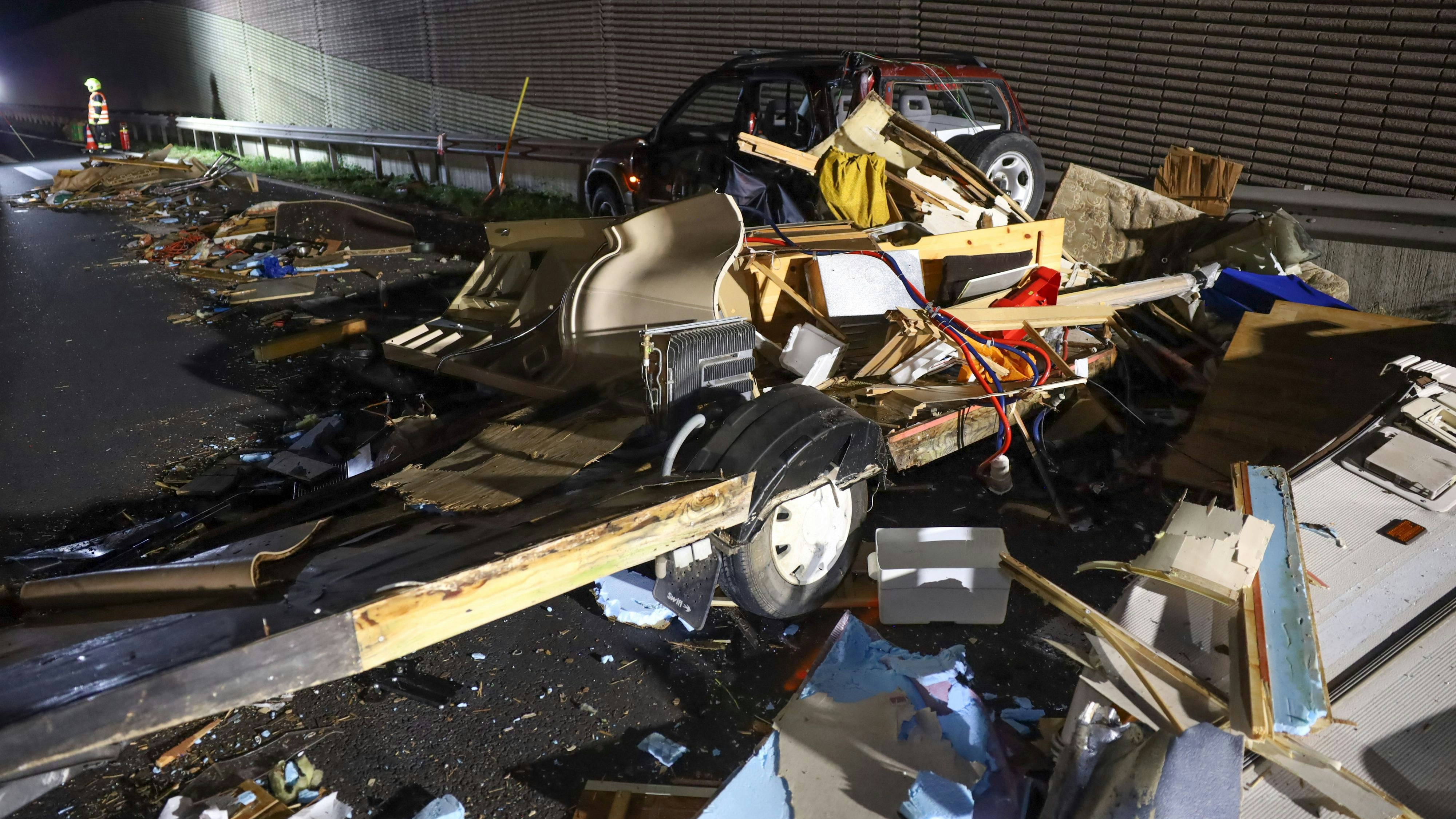 Wohnwagenanhänger mit Sammelstücken bei Unfall auf Welser Autobahn bei Pucking regelrecht zerfetzt