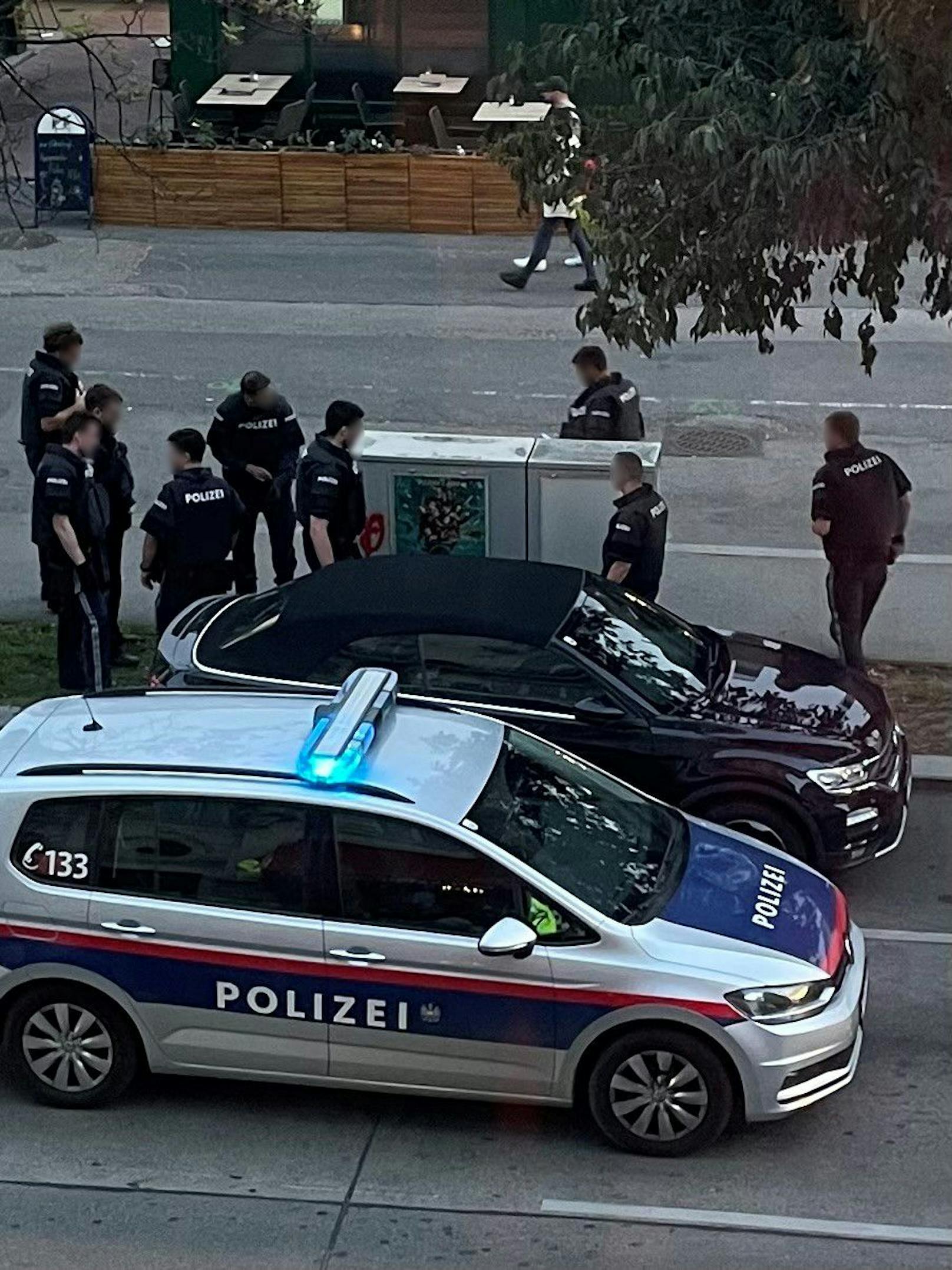 Spektakulärer Einsatz in Wien-Mariahilf: Polizei nimmt verdächtigen Mann fest.