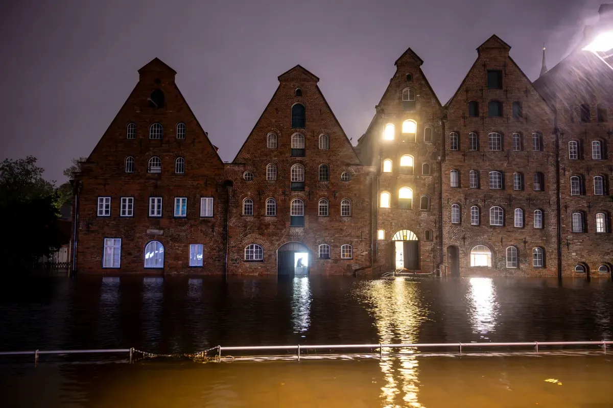 An der deutschen Ostseeküste kam es zu heftigen Überschwemmungen, allein in Schleswig-Holstein mussten 2.000 Menschen ihre Häuser verlassen.