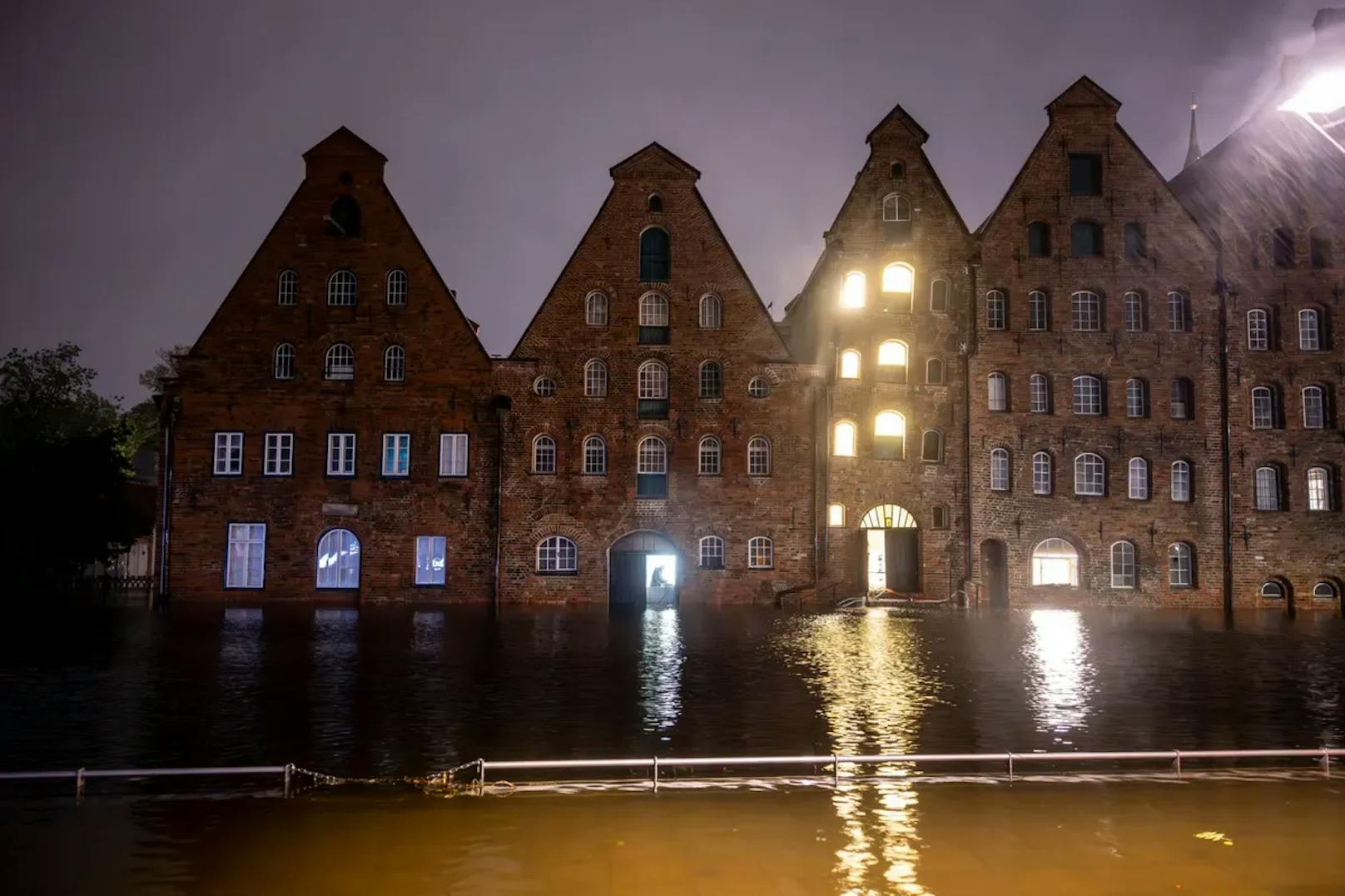 Die Schäden, die Sturm und Hochwasser an der deutschen Ostseeküste angerichtet haben, ließen sich am Wochenende noch nicht genau beziffern.