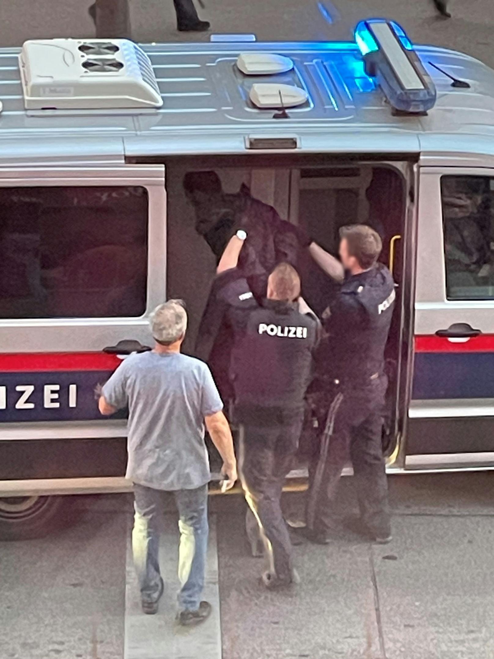 Spektakulärer Einsatz in Wien-Mariahilf: Polizei nimmt verdächtigen Mann fest.