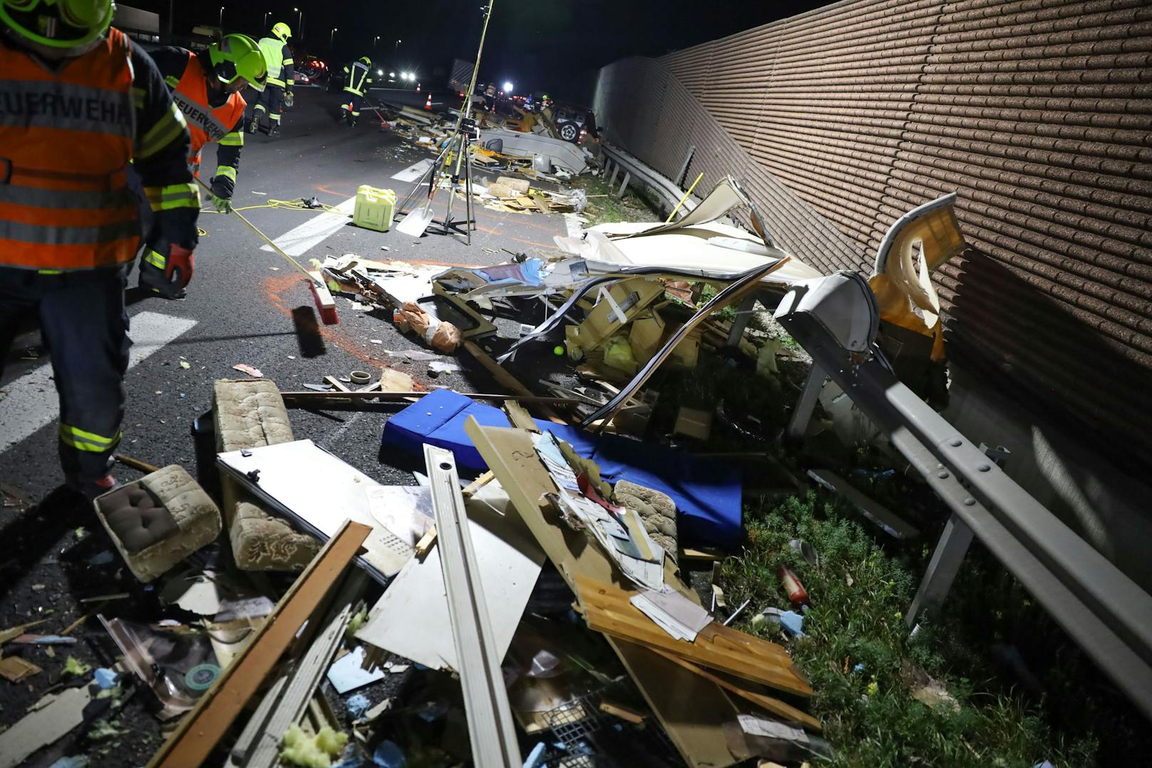 Ein Unfall mit einem vollgeräumten Wohnwagenanhänger auf der A25 Welser Autobahn bei Pucking (Bezirk Linz-Land) endete Samstagabend mit einem riesigen Sperrmüllhaufen und einer Autobahnsperre.