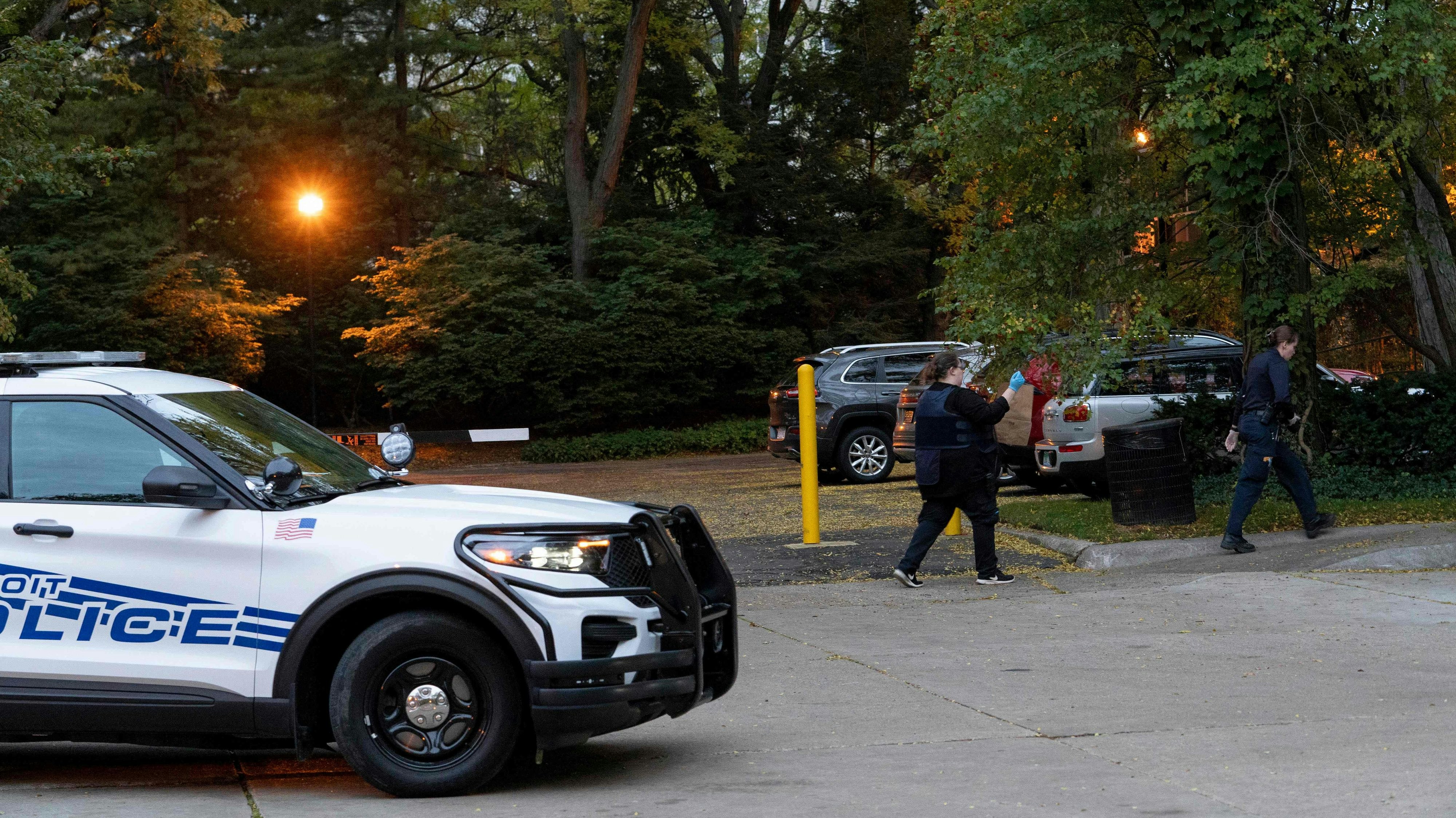 Download von www.picturedesk.com am 22.10.2023 (10:21).  Detroit police officers work near the scene where Isaac Agree Downtown Synagogue president, Samantha Woll, was found dead in Detroit, October 21, 2023. The politically active leader of a Detroit synagogue was found dead with stab wounds outside her home on October 21, and police said the motive of the slaying was not known The killing came at a moment of escalating tensions in Jewish and Muslim communities across the United States over the Israel-Hamas conflict that has taken thousands of lives this month The victim of Saturday's murder, Samantha Woll, 40, presided over the Isaac Agree Downtown Synagogue in Detroit. (Photo by Sarah RICE / AFP) - 20231021_PD19936 - Rechteinfo: Rights Managed (RM) Nur für redaktionelle Nutzung! Werbliche Nutzung erfordert Freigabe: bitte schicken Sie uns eine Anfrage.