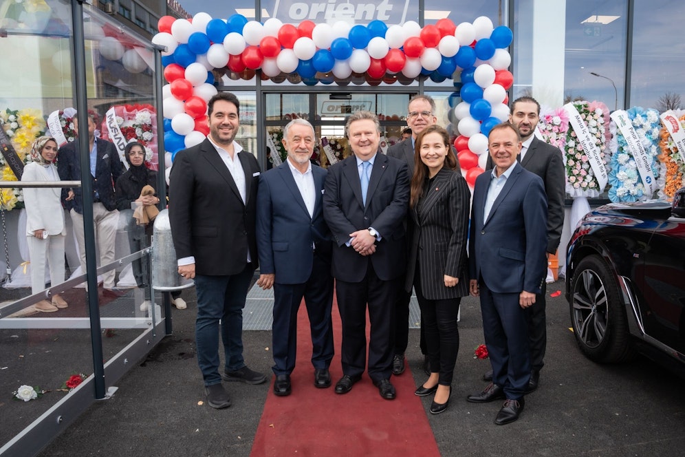 Der Abholmarkt Orient wurde nun in Wien eröffnet. Dabei:  Gründer-Sohn Enes Bakan, Ayhan Bakan, Bürgermeister Michael Ludwig, Großmarkt-Geschäftsführer Stephan Barasits, Gemeidnerätiin Aslihan Bozatemur, Bezirksvorsteher Gerald Bischof, Zekeriyya Bakan (v.l.n.r)