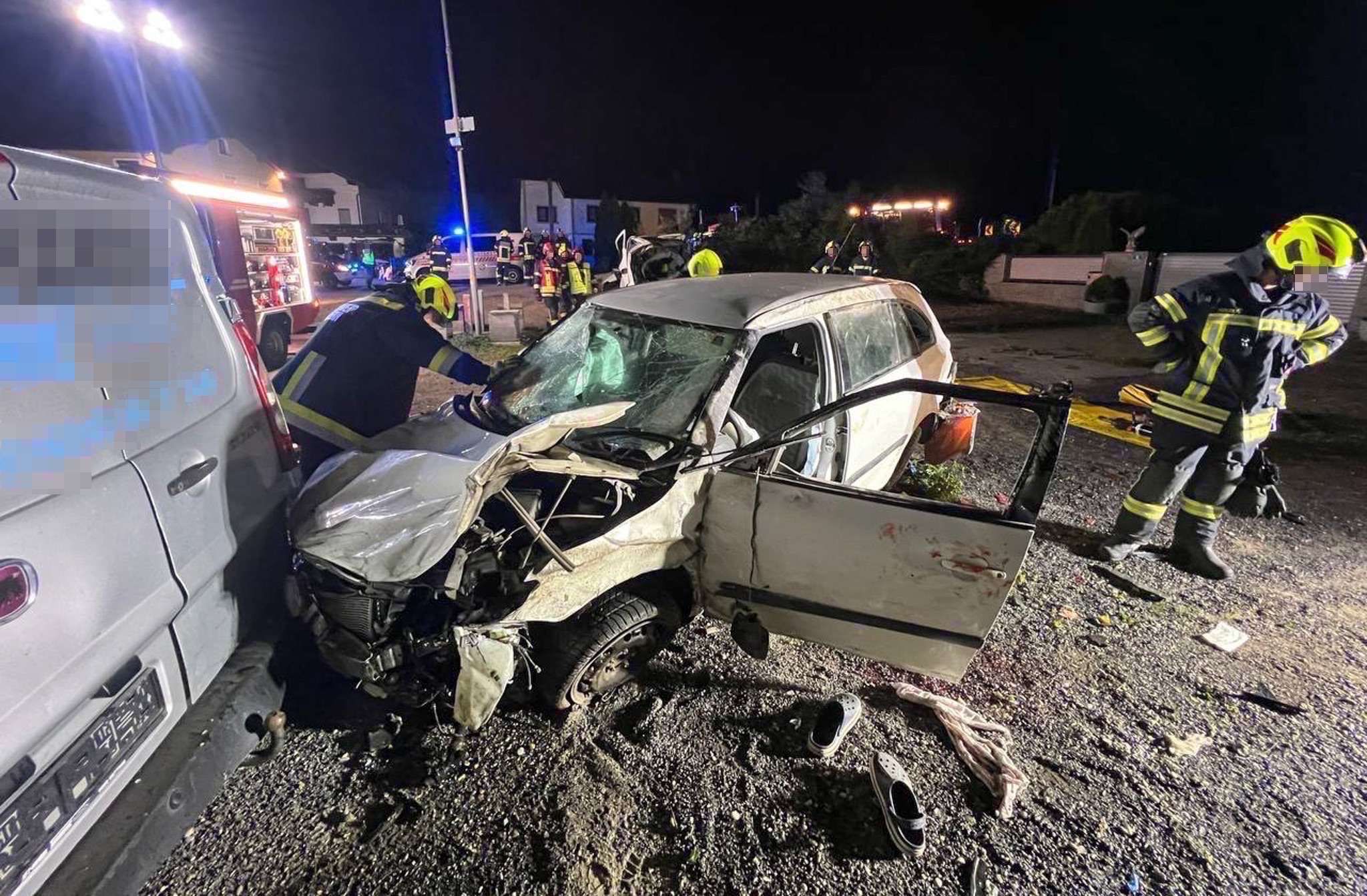 Der Wagen überschlug sich und kam seitlich zum Liegen. Die Feuerwehr stellte ihn wieder auf die Räder.
