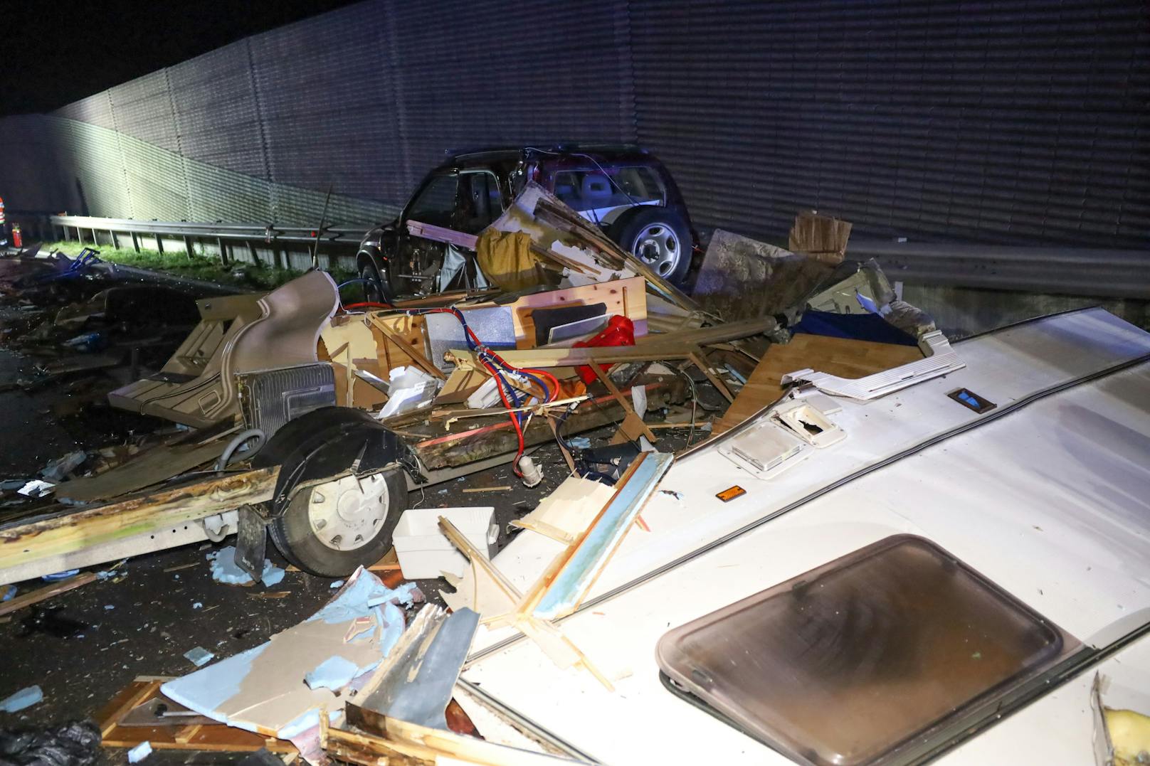 Ein Unfall mit einem vollgeräumten Wohnwagenanhänger auf der A25 Welser Autobahn bei Pucking (Bezirk Linz-Land) endete Samstagabend mit einem riesigen Sperrmüllhaufen und einer Autobahnsperre.