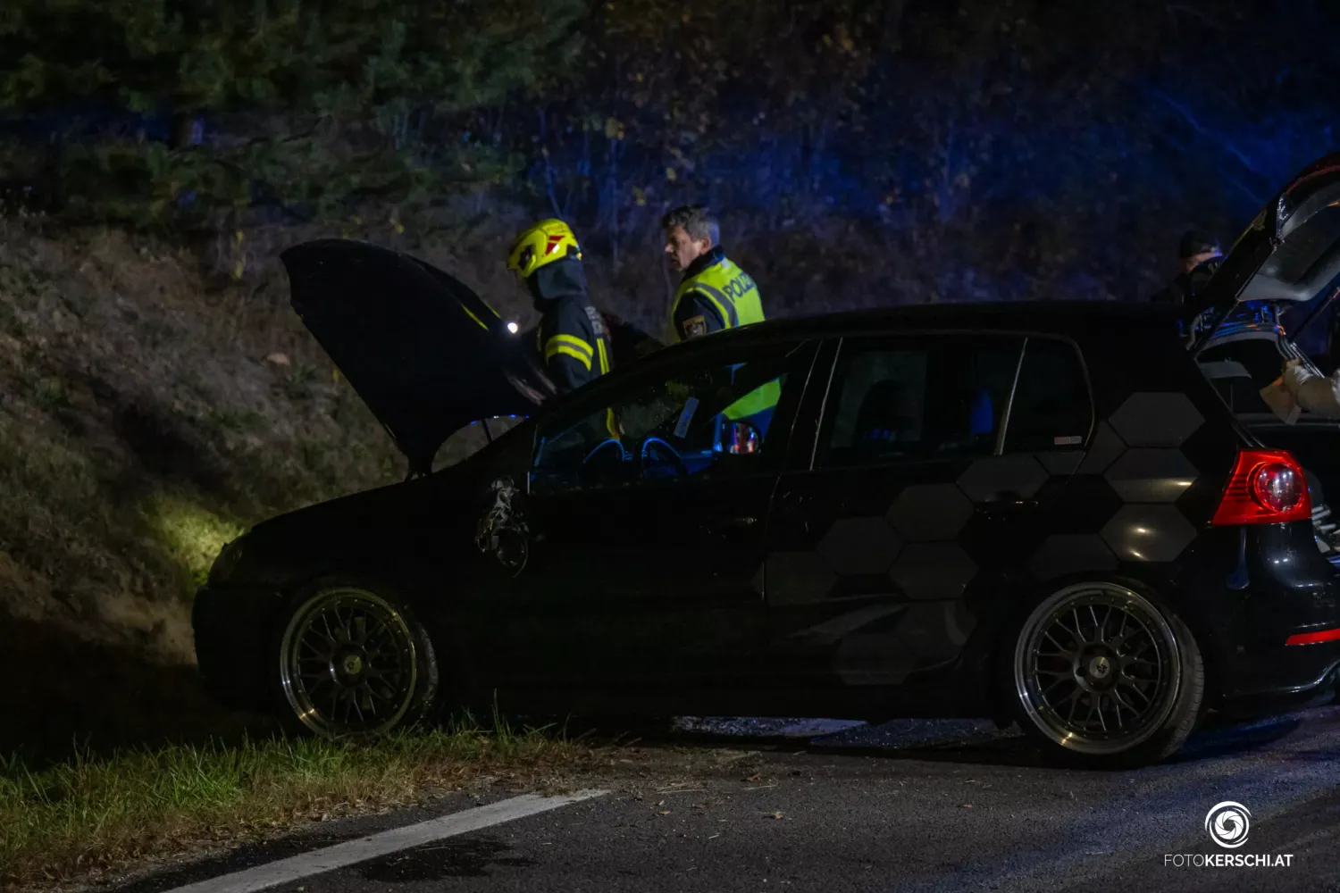 Der Pkw wurde bei dem Unfall schwer beschädigt.