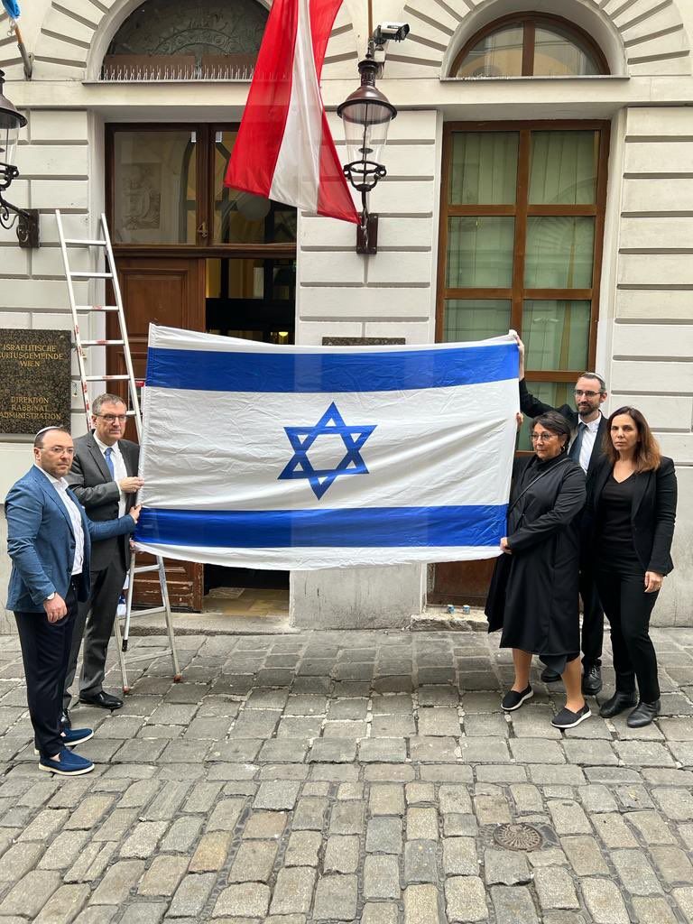 Nach dem antisemitischen Vorfall in der Nacht auf Samstag wurde am Sonntag eine neue Israel-Fahne am IKG-Gebäude in der Wiener City angebracht.