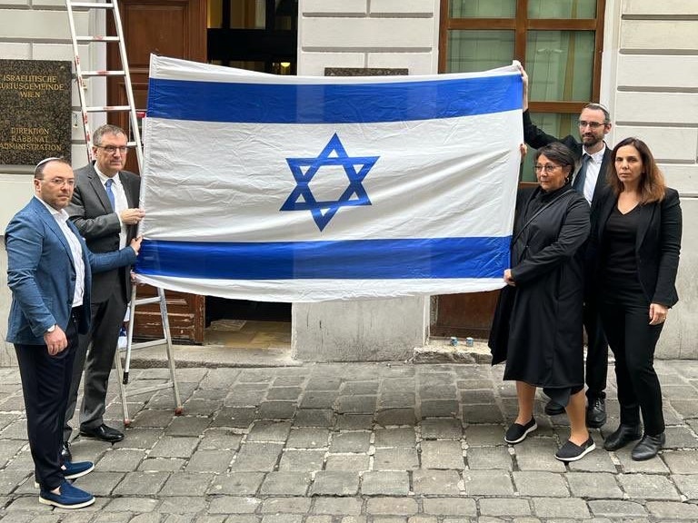 Nach dem antisemitischen Vorfall in der Nacht auf Samstag wurde am Sonntag eine neue Israel-Fahne am IKG-Gebäude in der Wiener City angebracht.