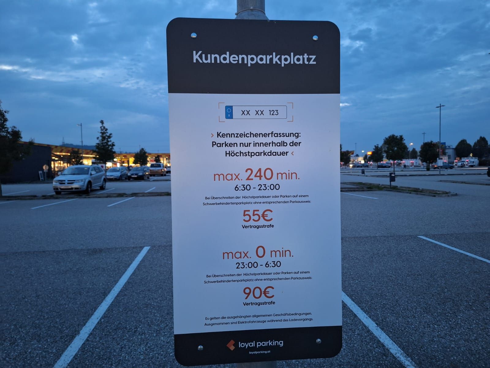 Wer auf diesem Parkplatz beim "Frunpark" in Asten nach 23 Uhr parkt, dem flattert eine Strafe über 90 Euro ins Haus.