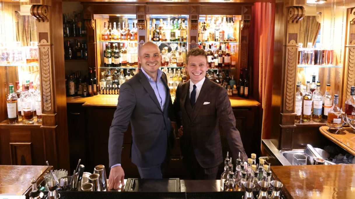 Nicolas und Gregor in ihrer Wagemut Bar im Grand Hotel: 