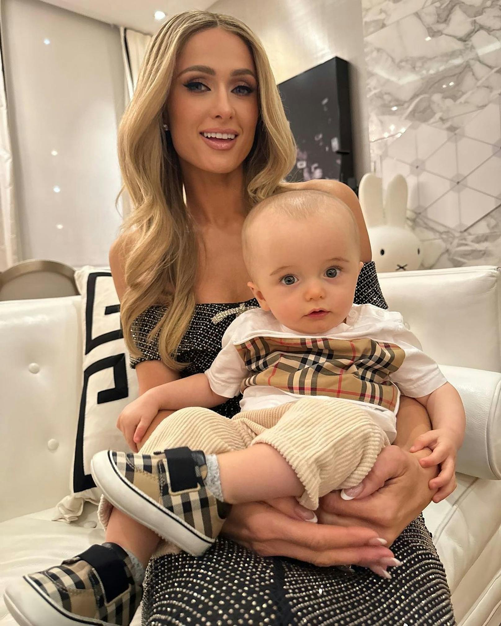 Paris Hilton zeigt stolz Fotos mit ihrem kleinen Sohn auf Instagram.
