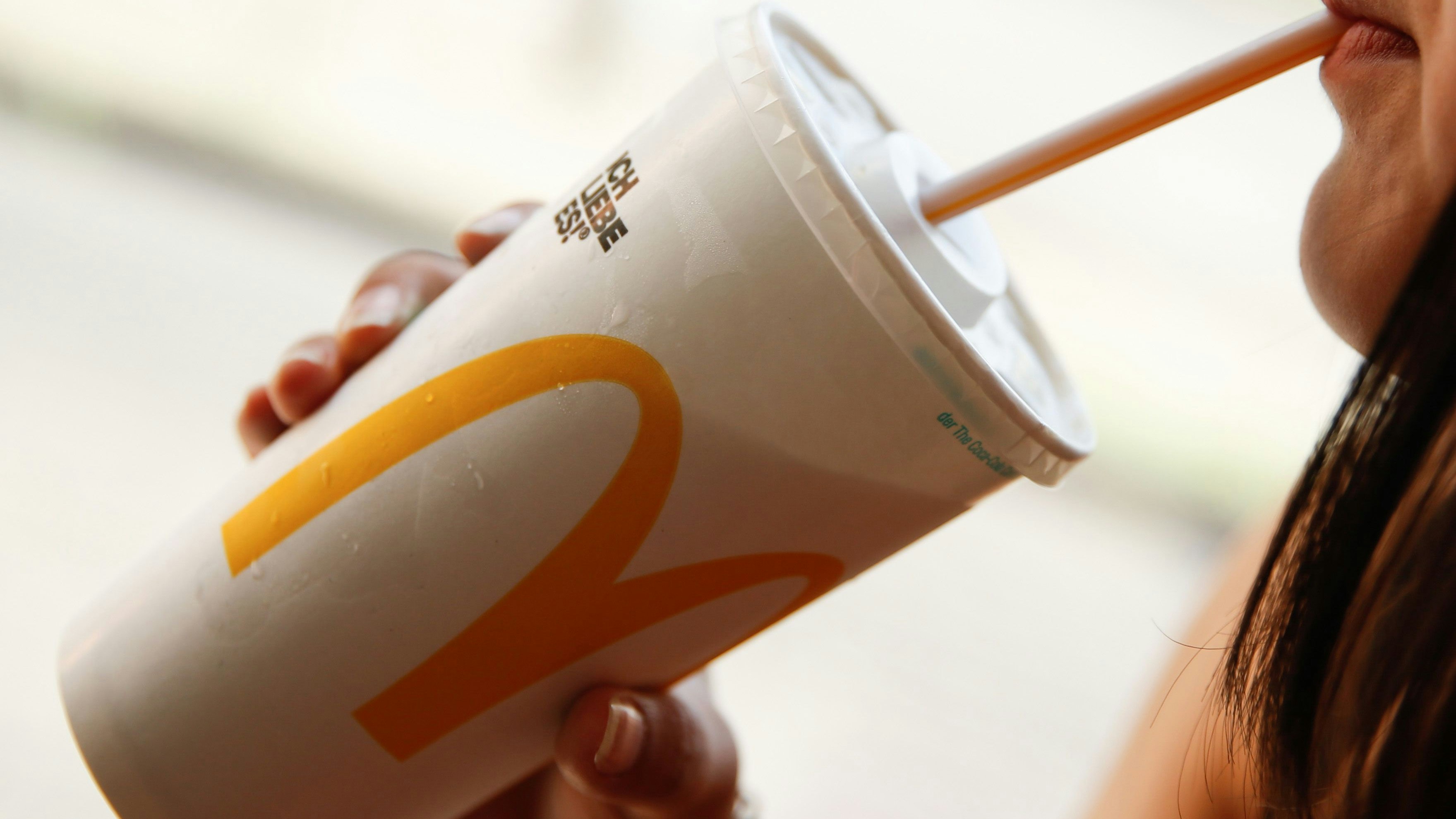 Download von www.picturedesk.com am 23.10.2023 (14:19).  28 June 2019, Germany (German), Berlin: A woman drinks with a straw from a cup taken at a McDonald's branch. The fast food chain McDonald's wants to produce less plastic waste. For example, desserts are to be sold in the course of the coming year in more sustainable packaging "almost without plastic". Already this year plastic holders for balloons would be abolished, McDonald's announced. From 2021 they will no longer be allowed to be sold in the EU - as will disposable cutlery and plates and plastic straws. Photo: Gerald Matzka/dpa-Zentralbild/ZB - 20190628_PD16384 - Rechteinfo: Rights Managed (RM)