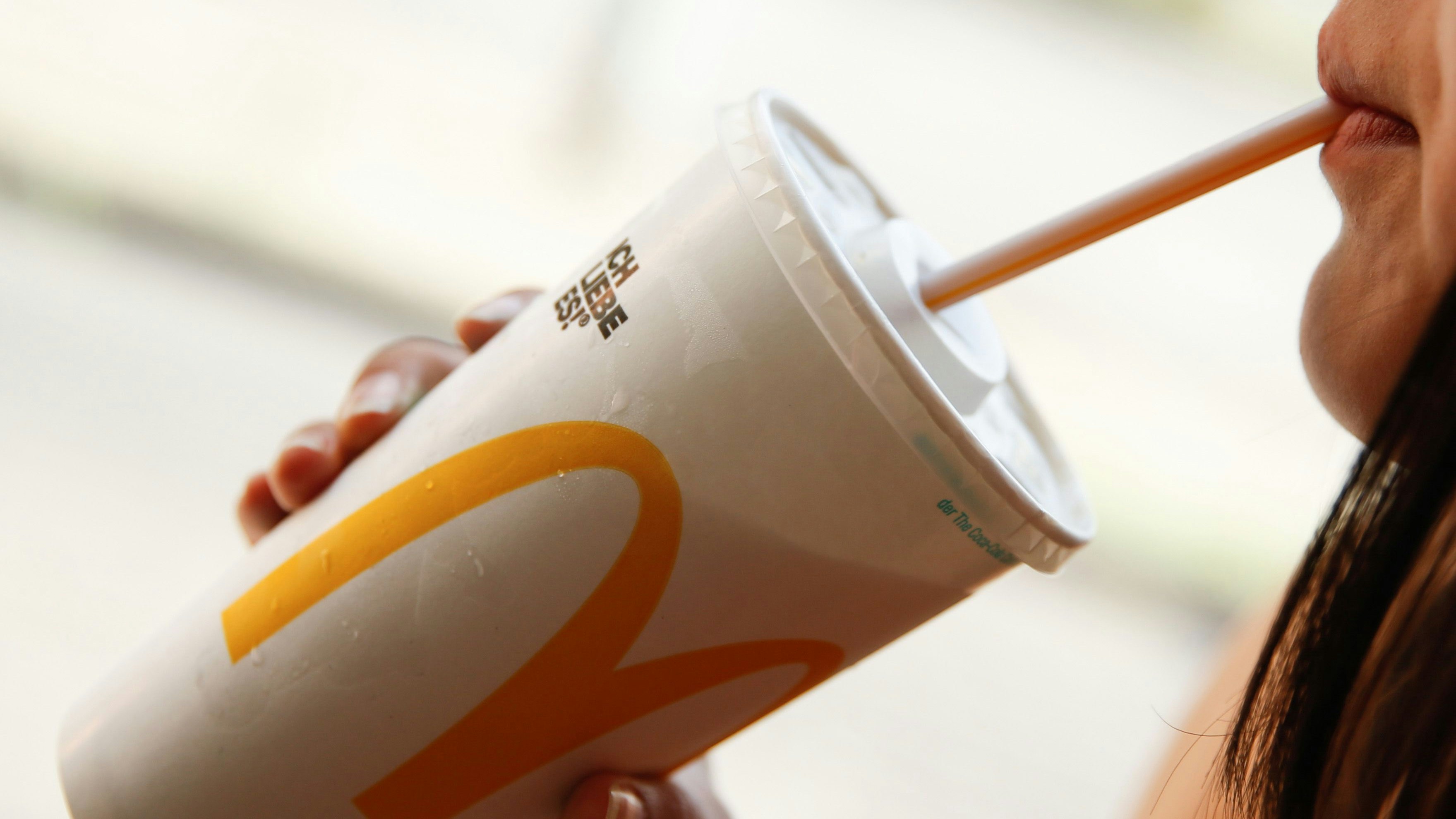 Download von www.picturedesk.com am 23.10.2023 (14:19).  28 June 2019, Germany (German), Berlin: A woman drinks with a straw from a cup taken at a McDonald's branch. The fast food chain McDonald's wants to produce less plastic waste. For example, desserts are to be sold in the course of the coming year in more sustainable packaging "almost without plastic". Already this year plastic holders for balloons would be abolished, McDonald's announced. From 2021 they will no longer be allowed to be sold in the EU - as will disposable cutlery and plates and plastic straws. Photo: Gerald Matzka/dpa-Zentralbild/ZB - 20190628_PD16384 - Rechteinfo: Rights Managed (RM)